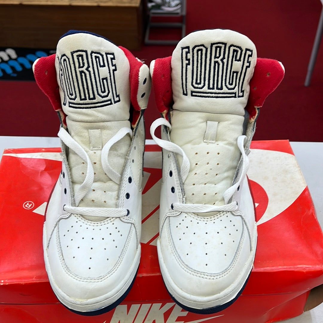 SZ 9 Men. 1991 Nike Court Force Mid.