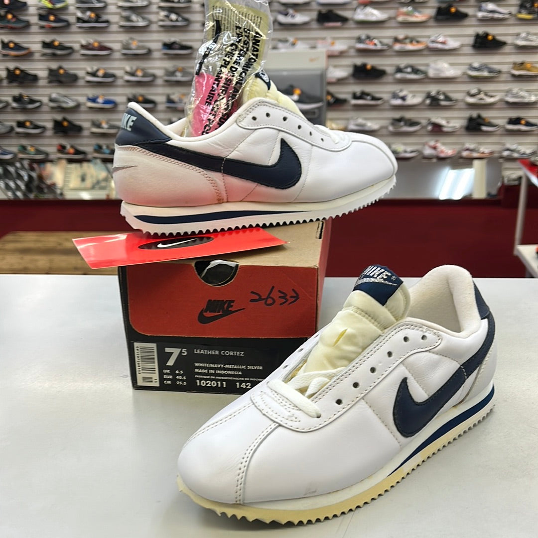 SZ 7.5 Men. 1996 Nike Leather Cortez.