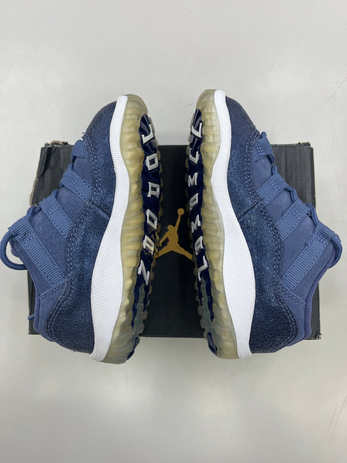 SZ 8C. Used 2016 Jordan 11 retro Blue Moon.