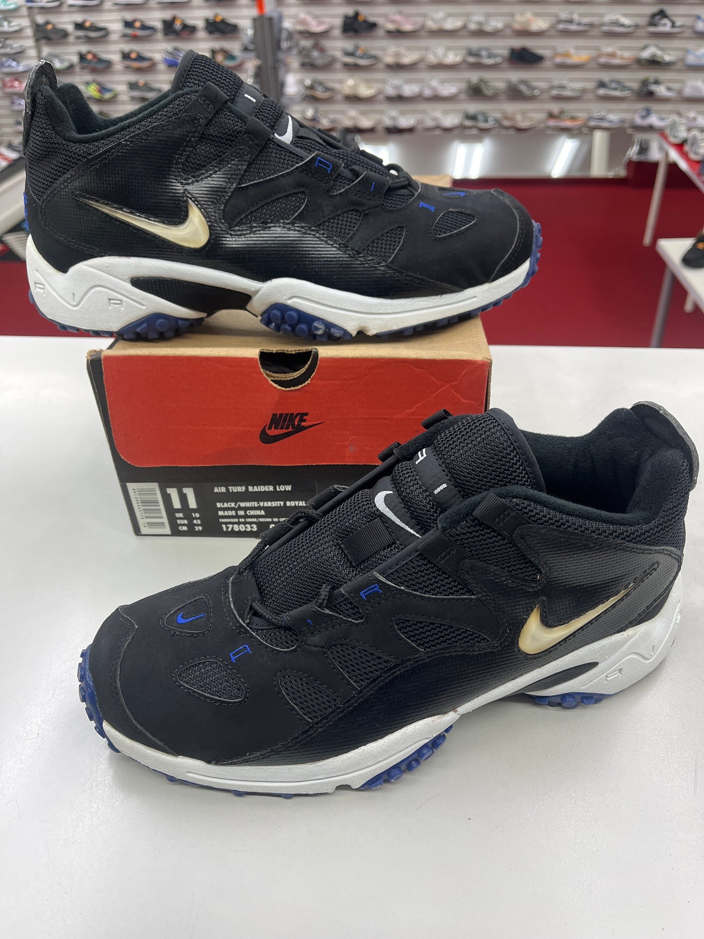 SZ 11 Men. 1996 Nike Air Turf Raider Low Royal.