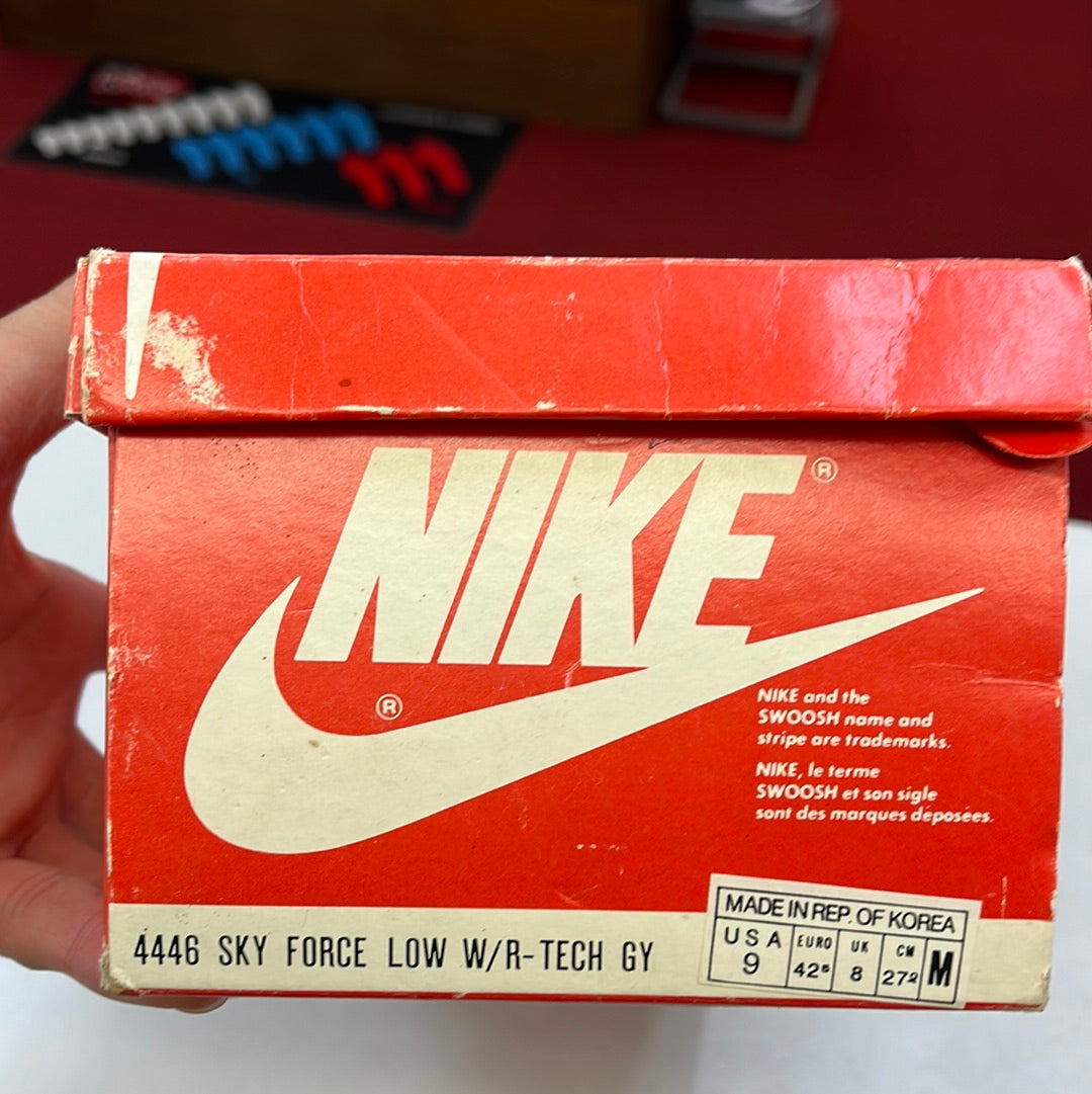 SZ 9 Men. 1988 Nike Sky Force Low.