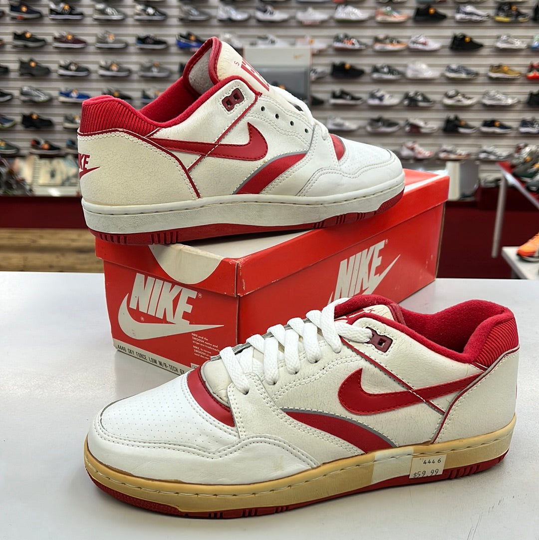 SZ 8.5 men. 1988 Nike Sky Force Low.