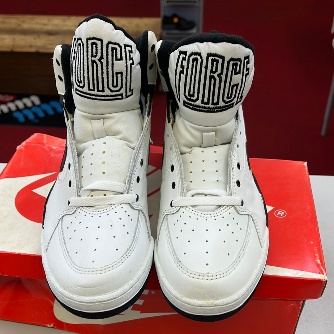 SZ 9 Men. 1992 Nike Court Force Mid.