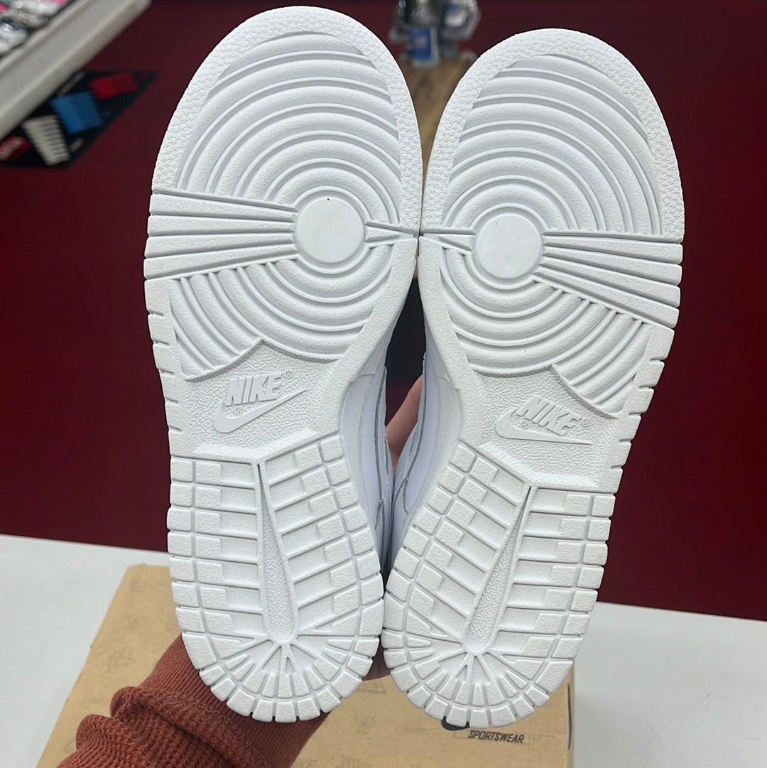 SZ 6 women. 2008 Nike Dunk Low.