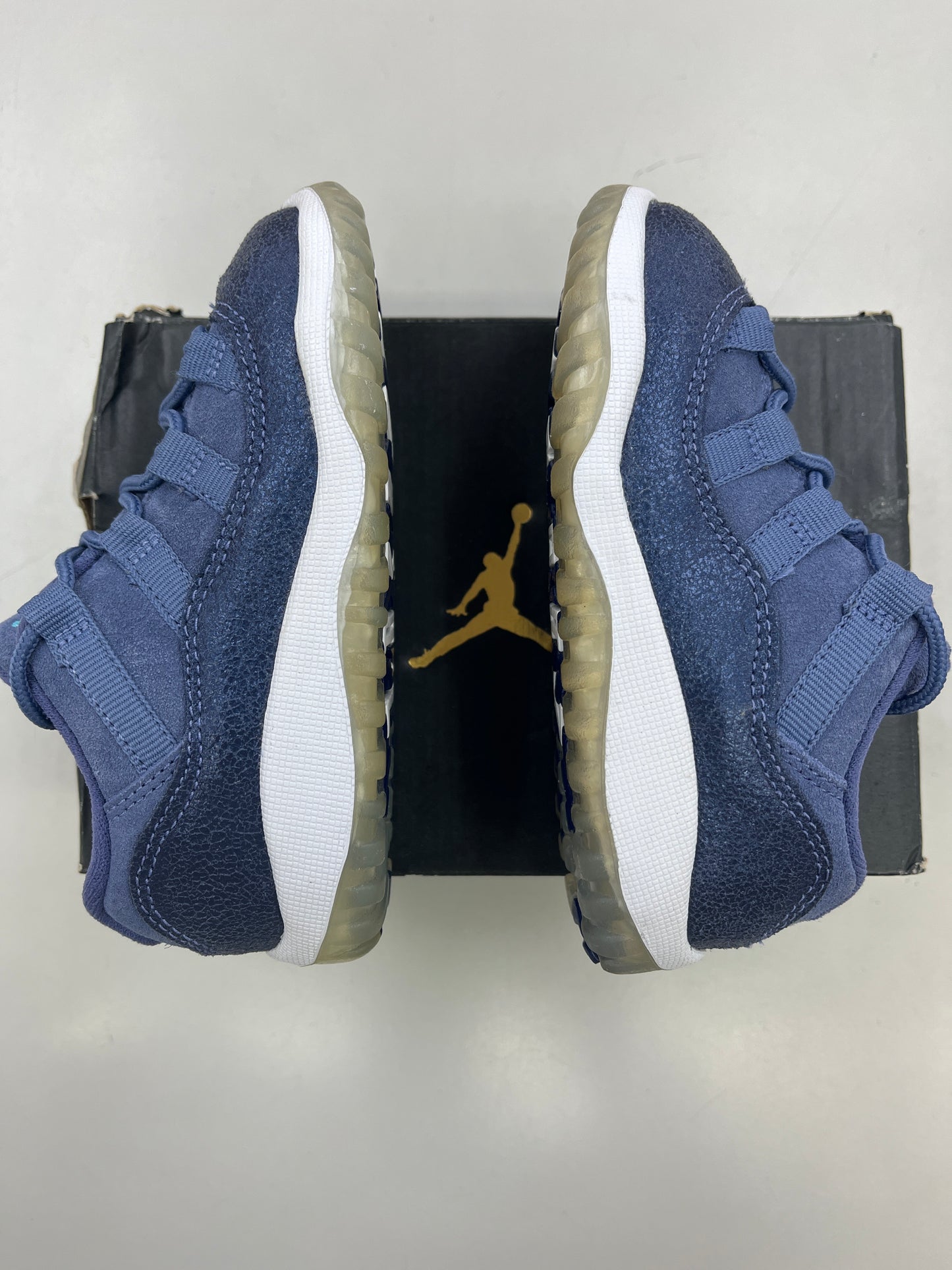 SZ 8C. Used 2016 Jordan 11 retro Blue Moon.
