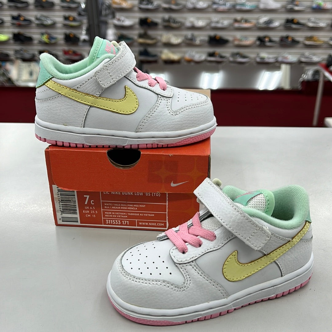 SZ 7C. 2005 Baby Nike Dunk.