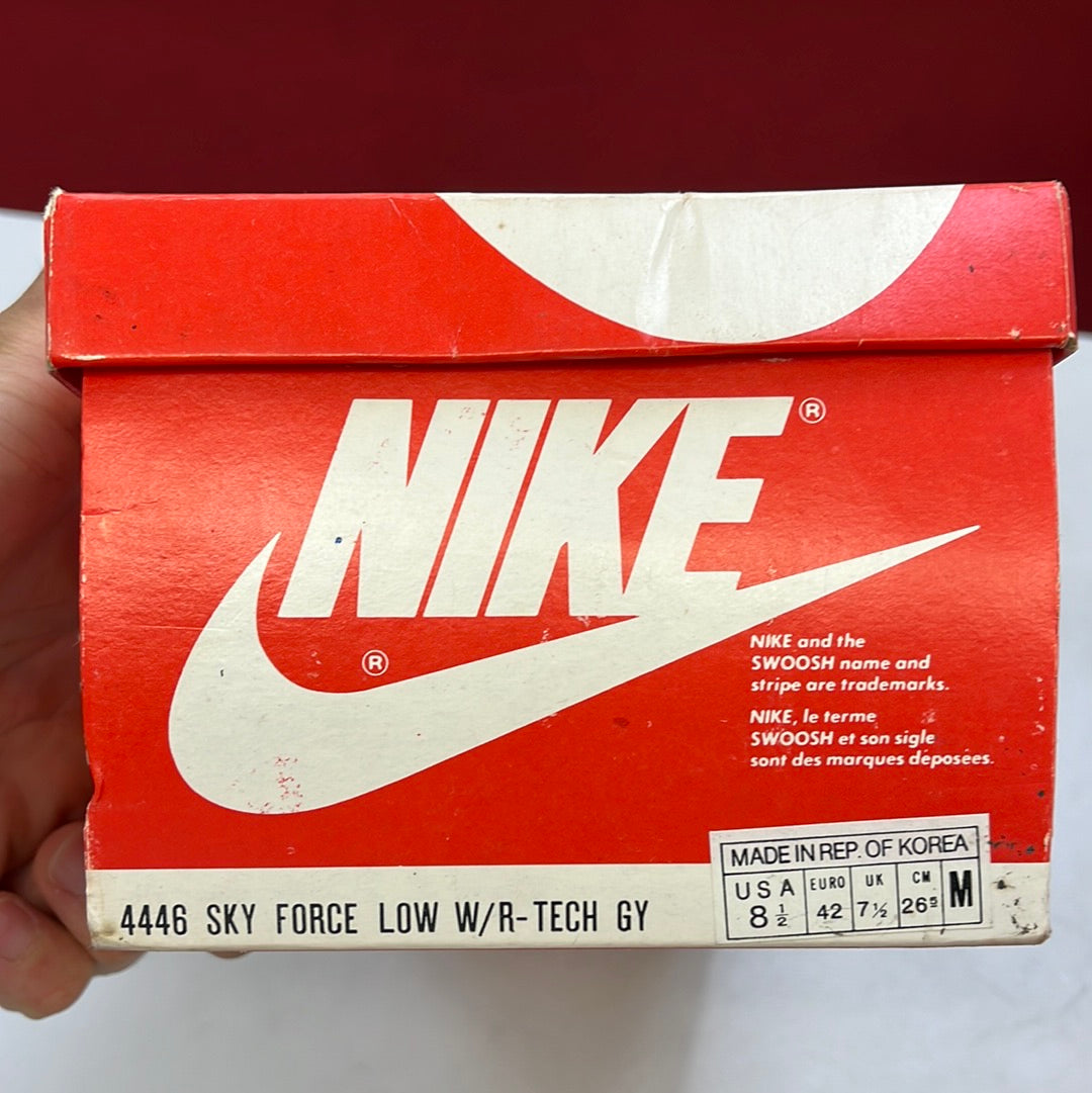 SZ 8.5 men. 1988 Nike Sky Force Low.