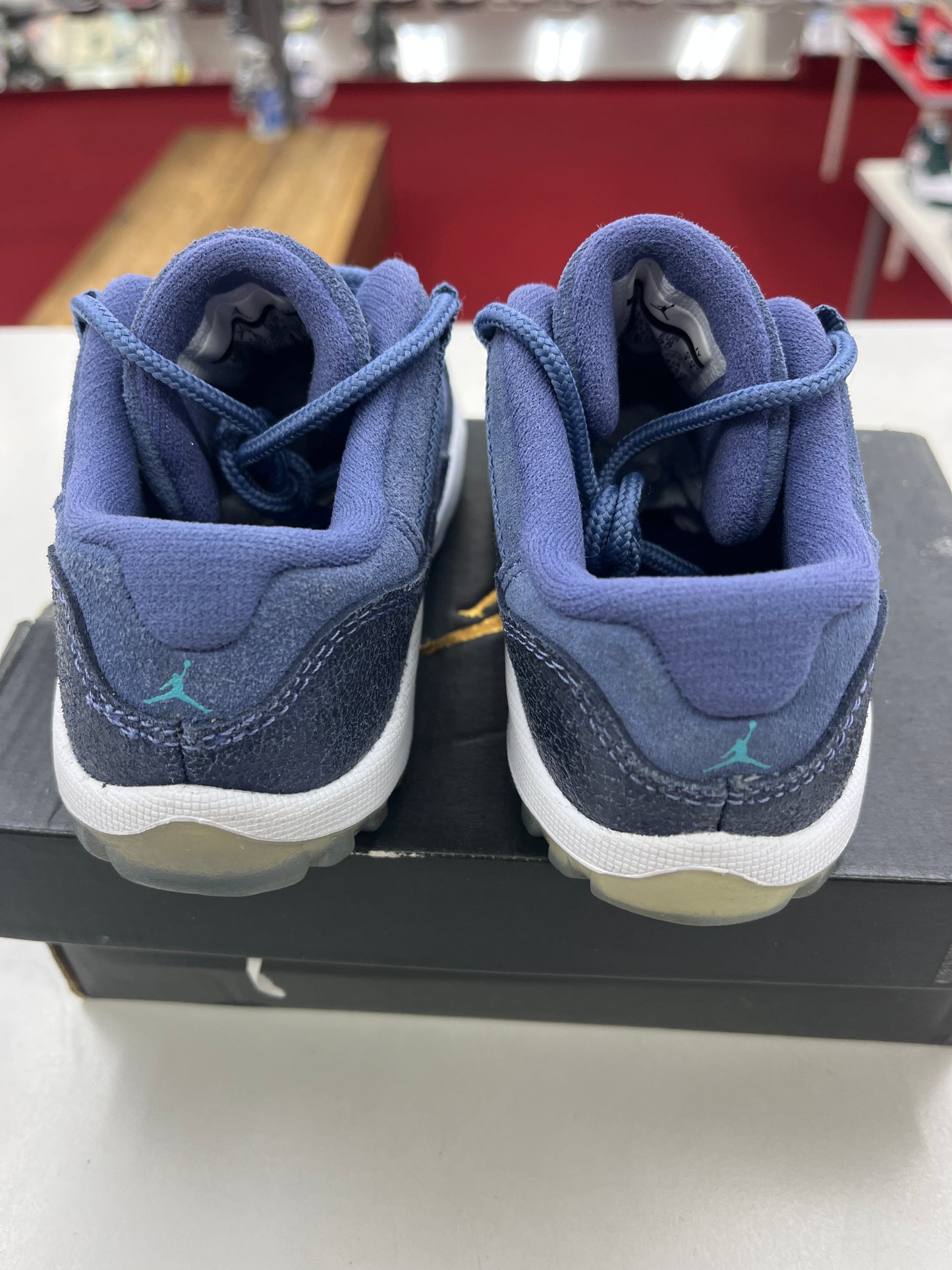 SZ 8C. Used 2016 Jordan 11 retro Blue Moon.