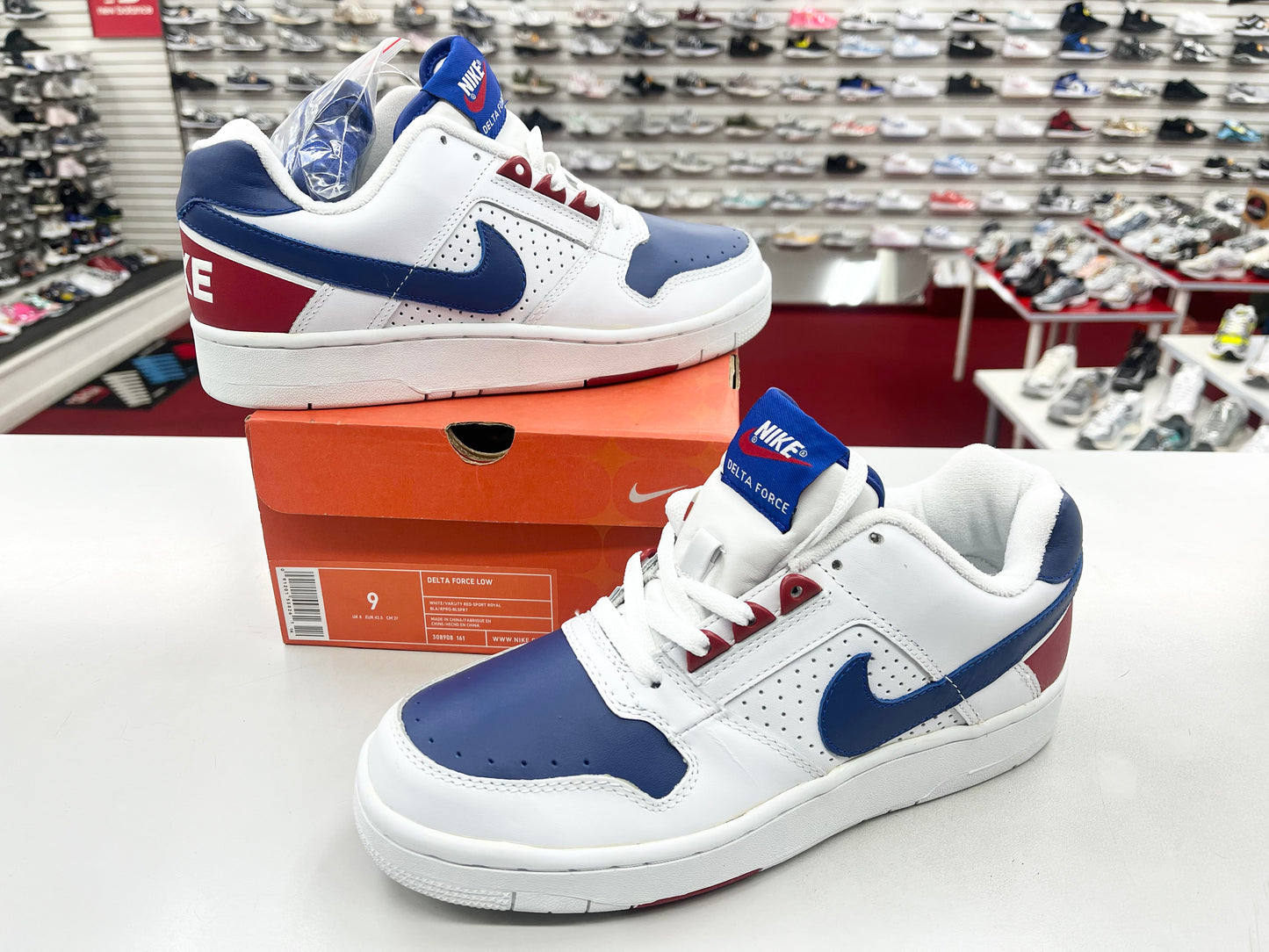 SZ 9 Men. 2004 Nike Delta Force Low.