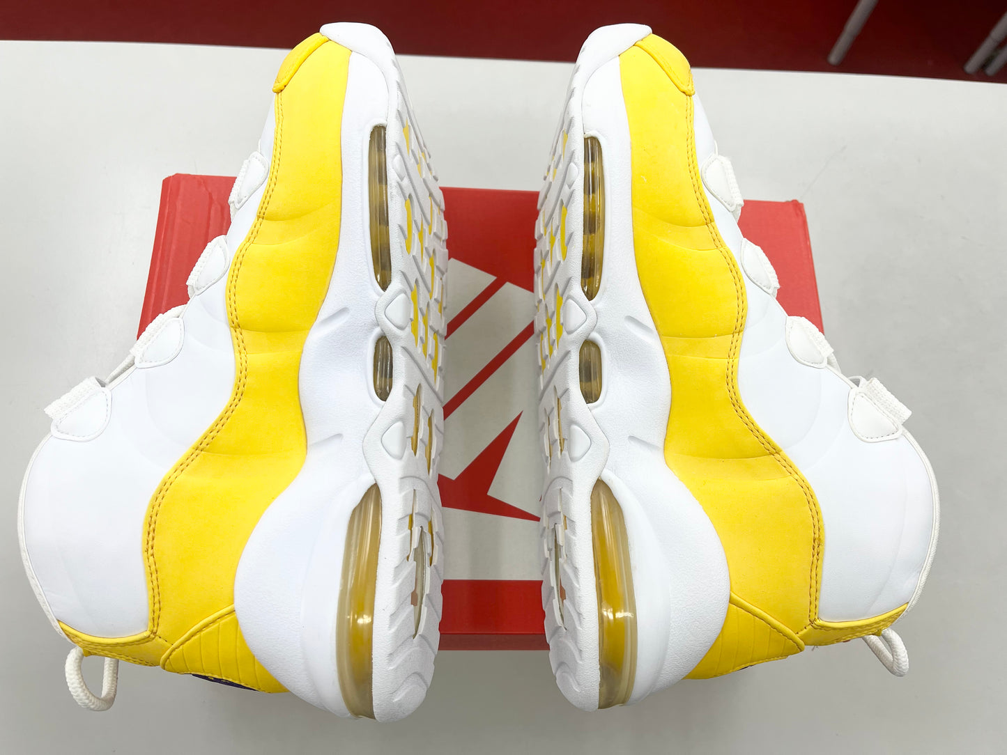 SZ 9.5 Men. 2019 Nike Air Max Uptempo 95 Lakers.