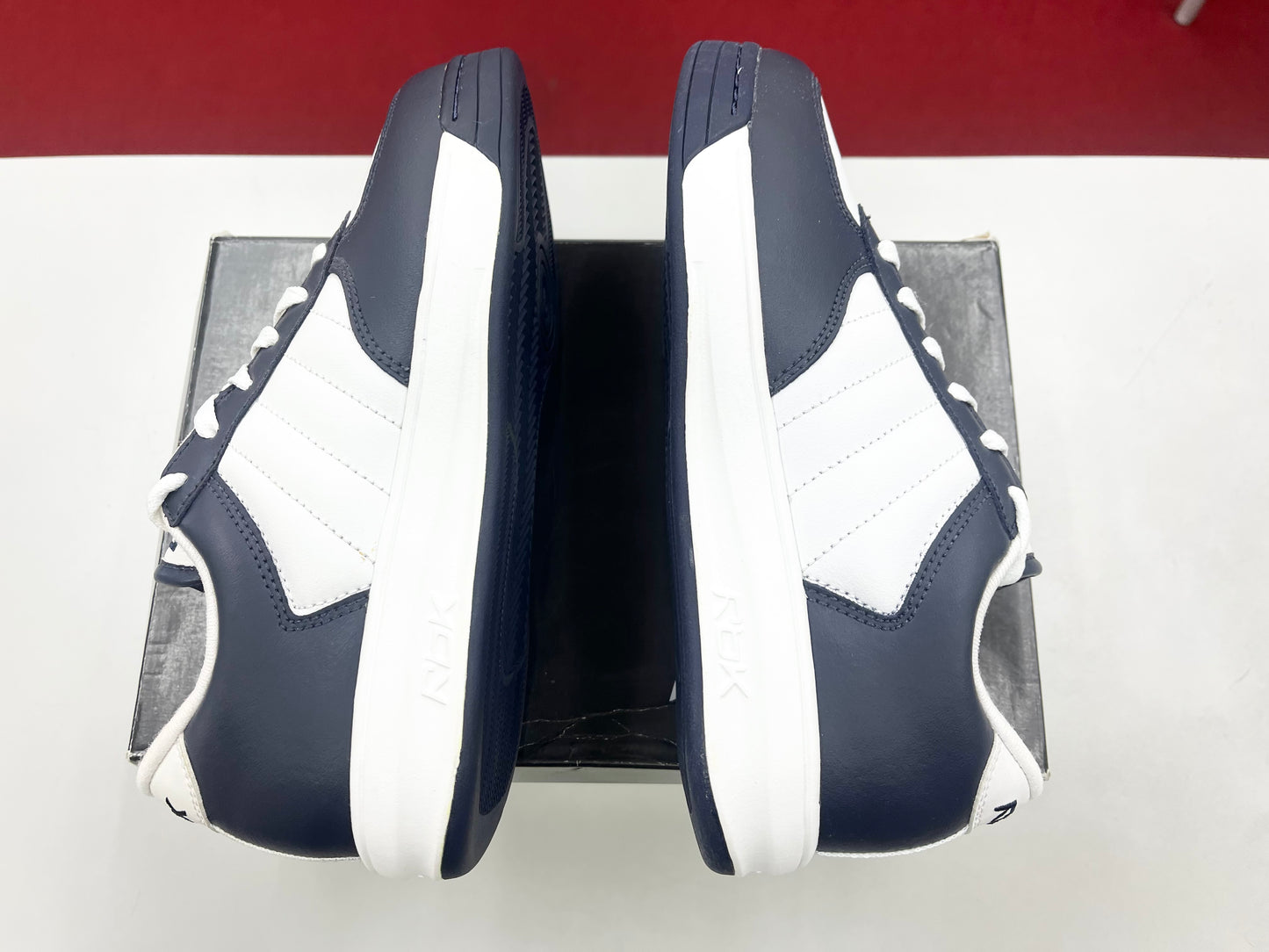 SZ 4.5Y. Kids Reebok S. Carter Bball Low Navy.