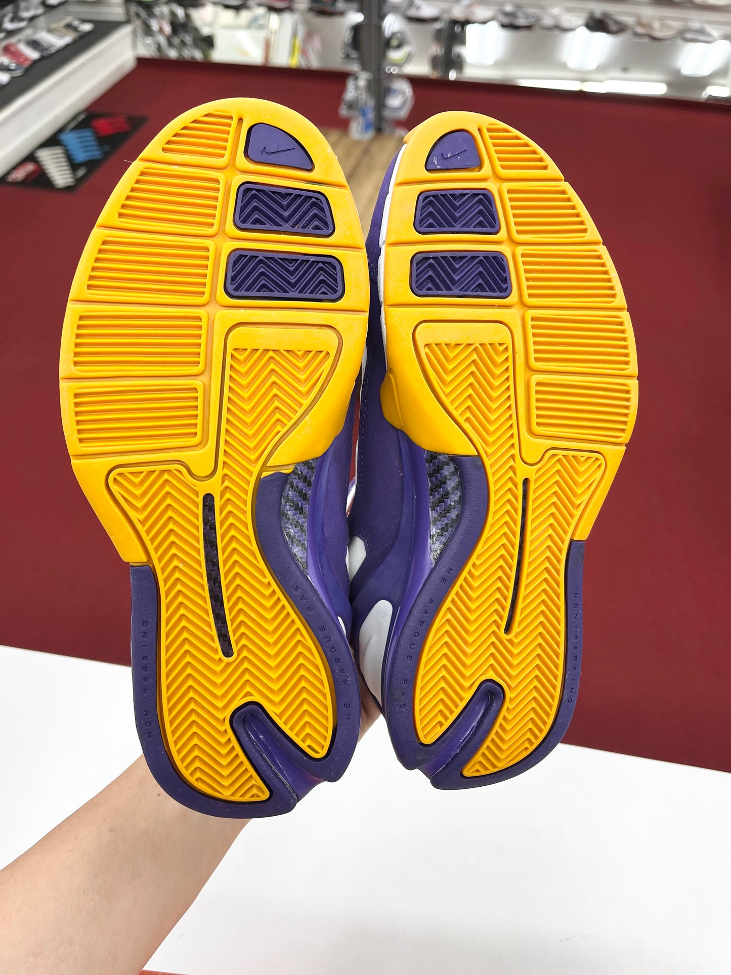 SZ 5Y. 2005 Nike Air Huarache 2K5 Kobe Bryant.
