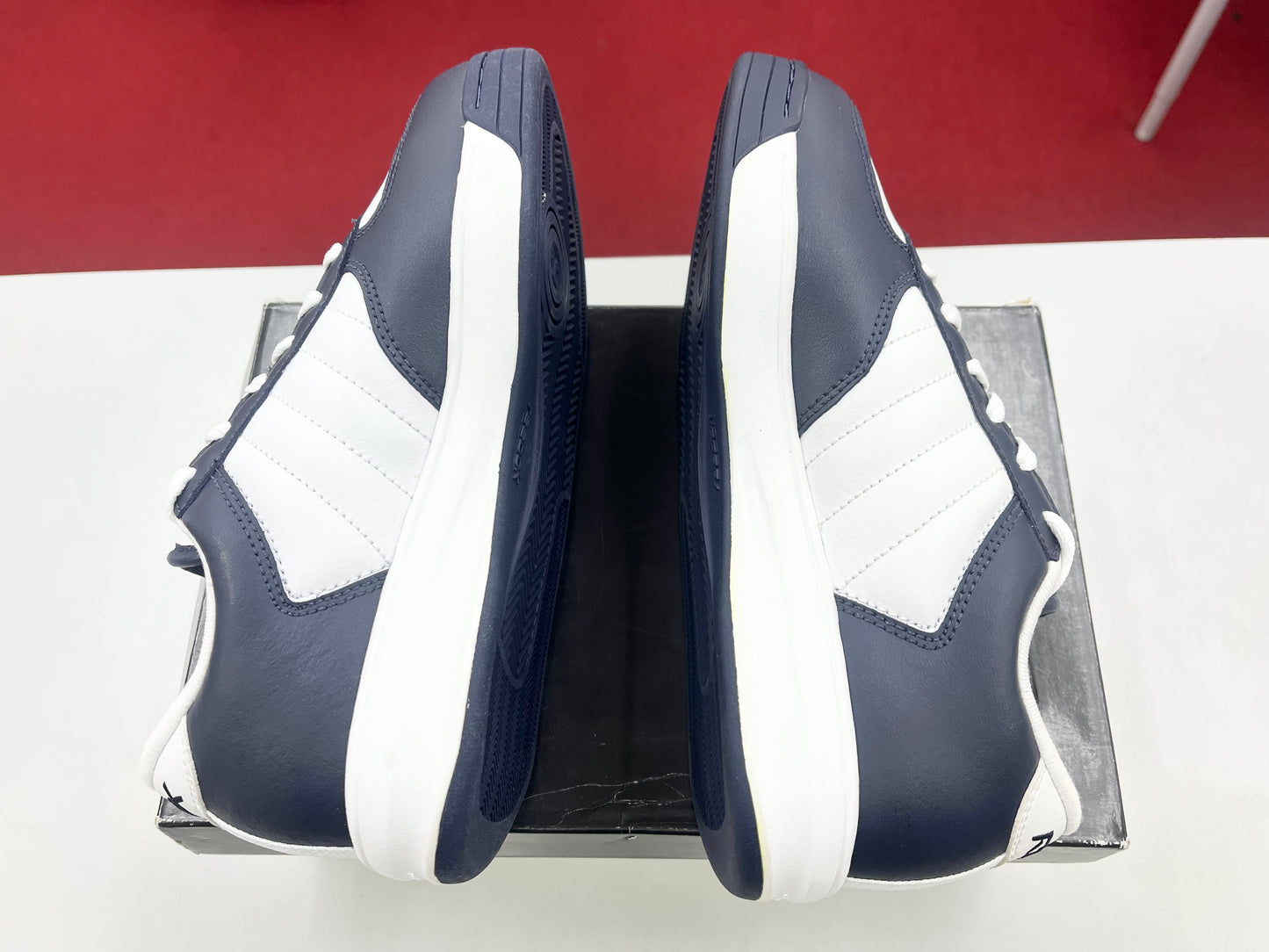 SZ 4.5Y. Kids Reebok S. Carter Bball Low Navy.