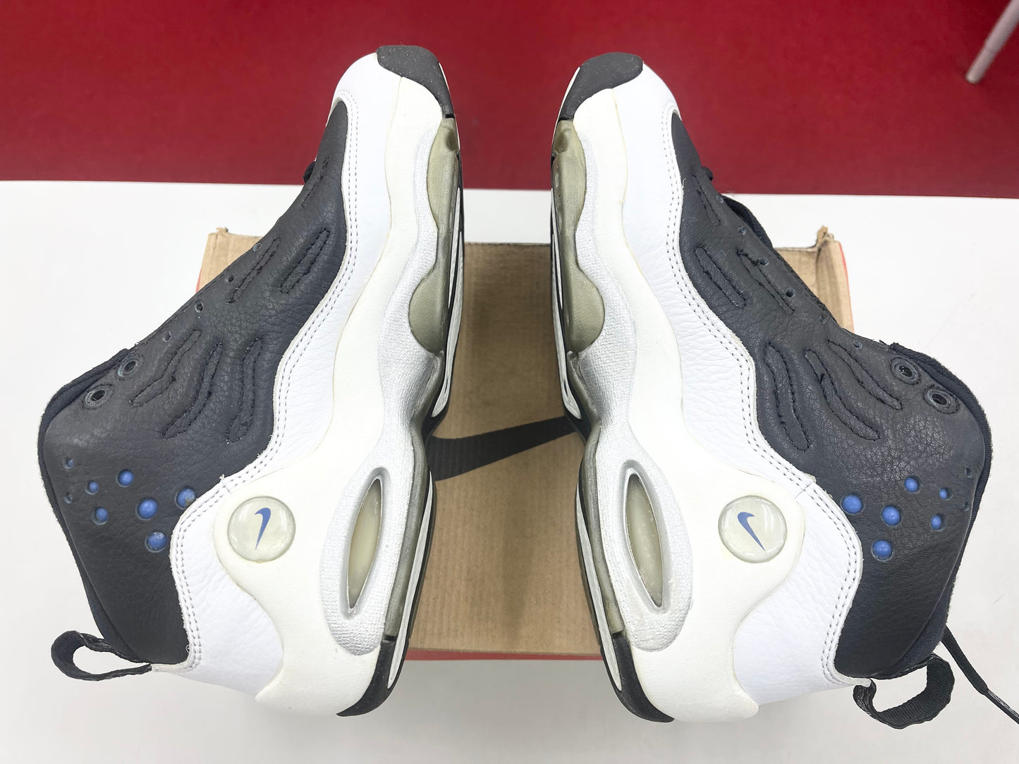 SZ 7.5 Men. 1998 Nike Air Garnett Black White.