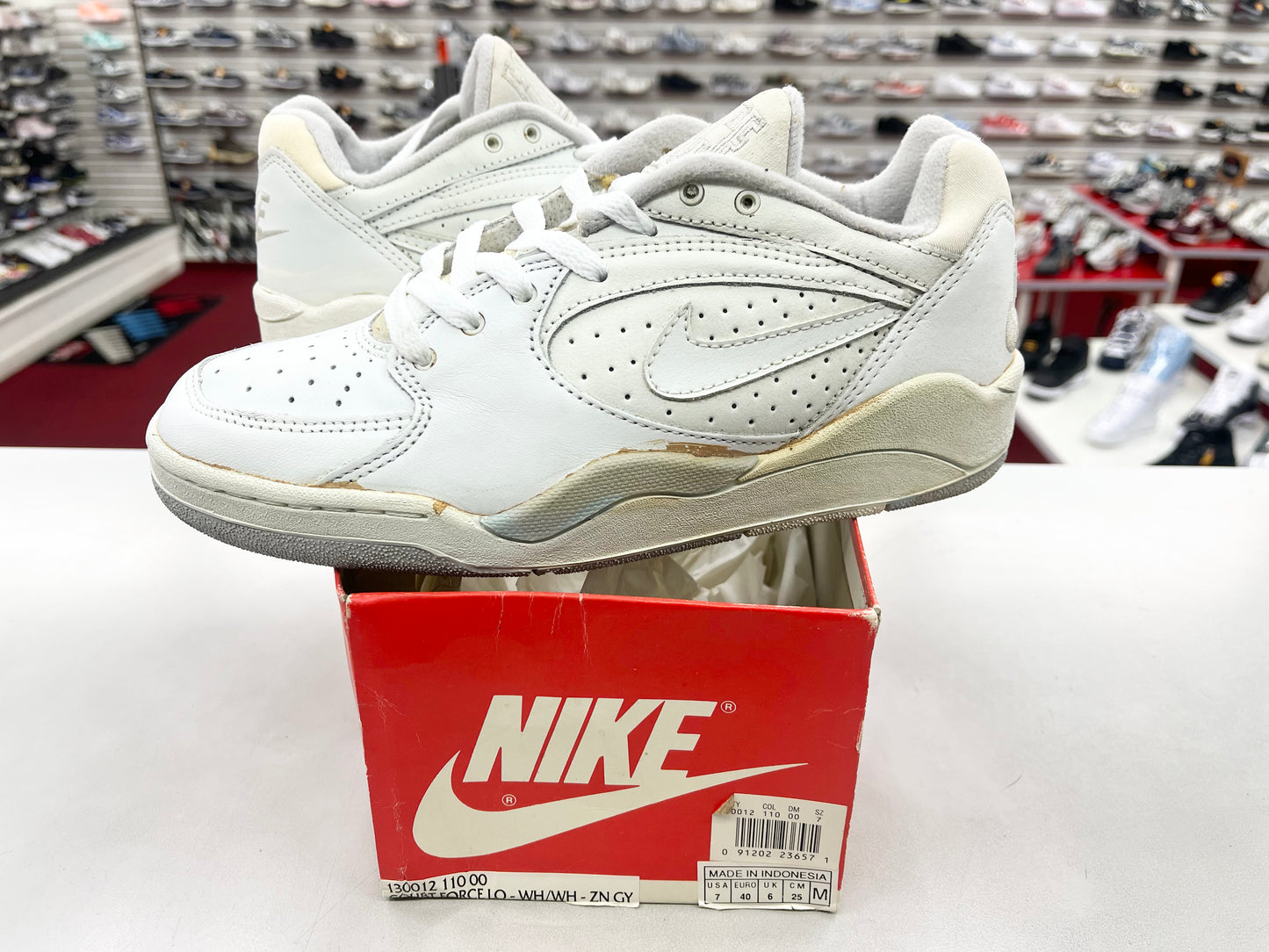 SZ 7 Men. 1991 Nike Court Force Low.