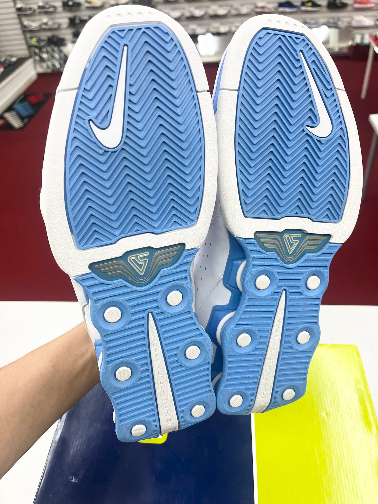 SZ 10 Men. 2005 Nike Shox Vince Carter V.