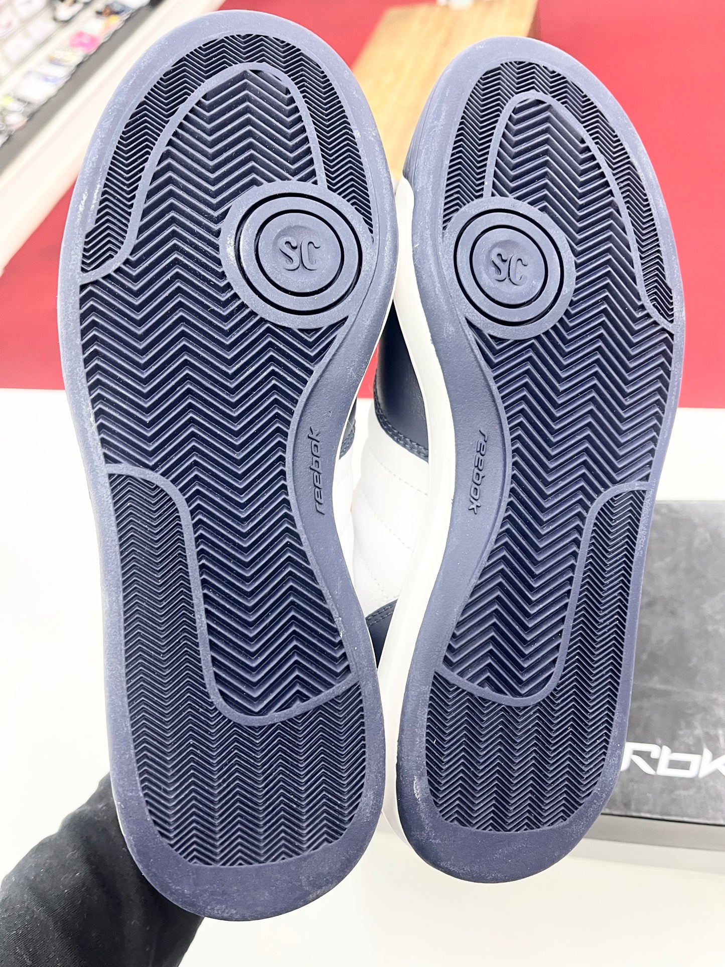 SZ 4.5Y. Kids Reebok S. Carter Bball Low Navy.
