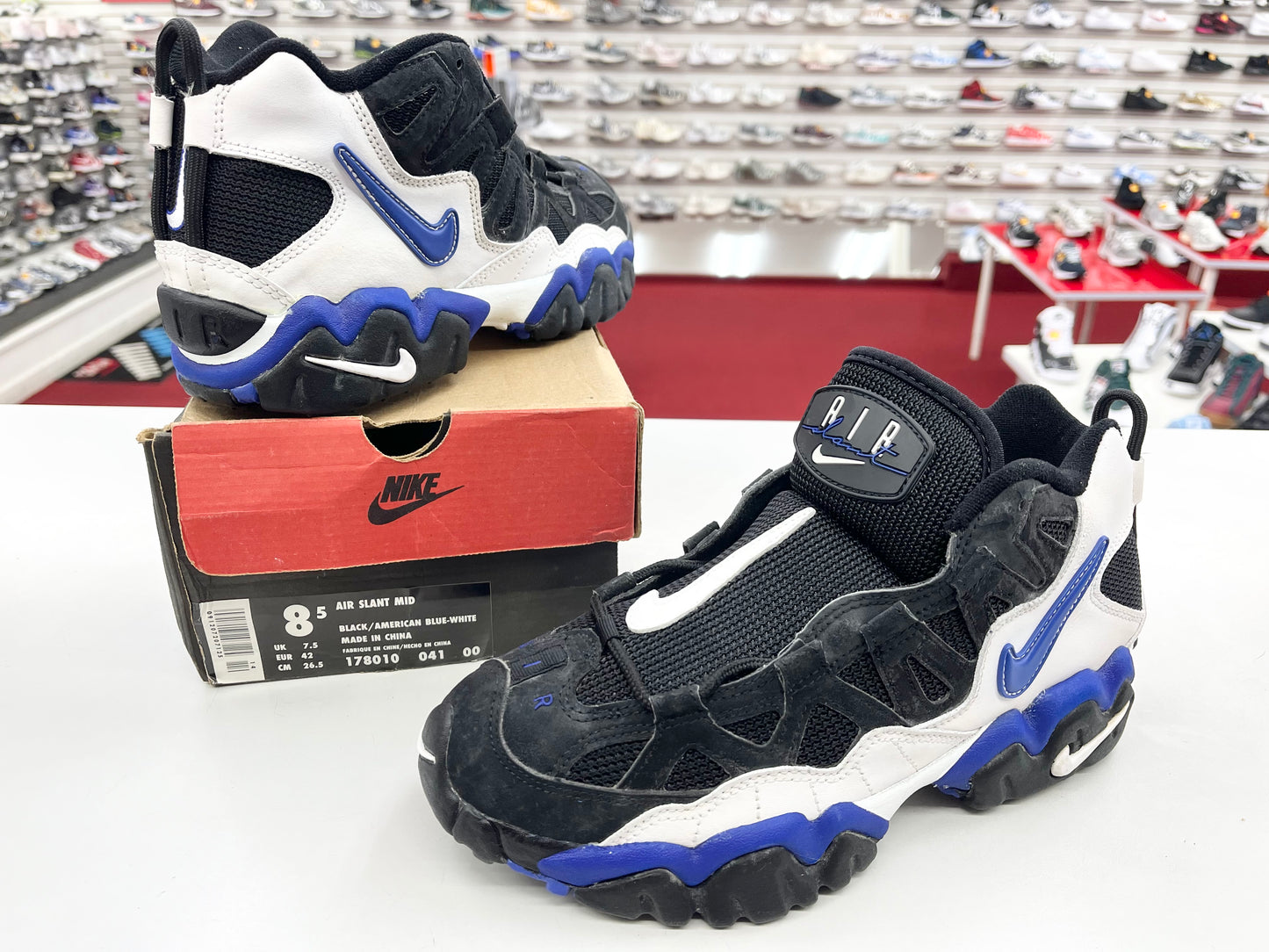 SZ 8.5 Men. 1996 Nike Air Slant Mid.