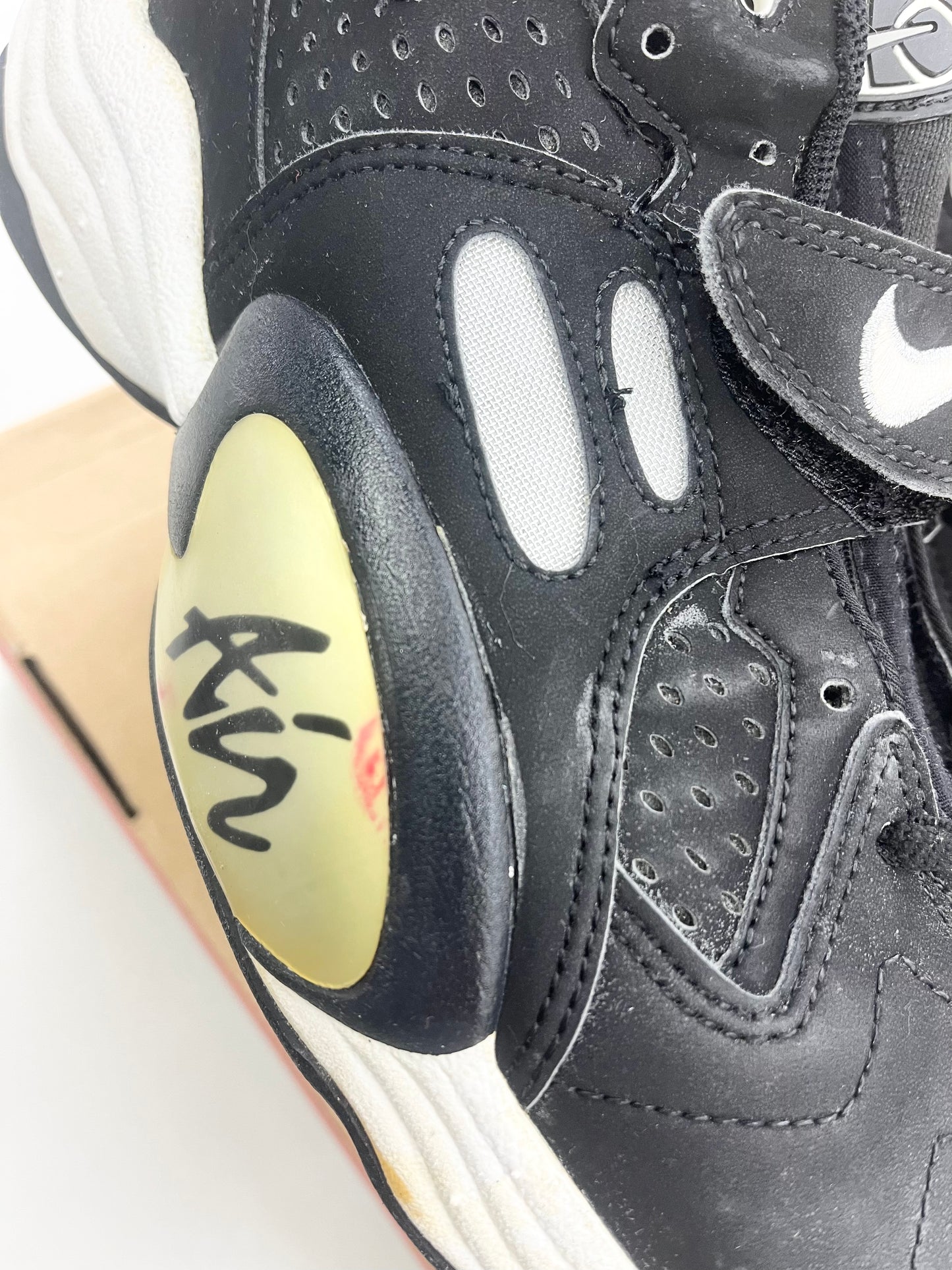 SZ 10 Men. 1996 Nike air Hops Flight.