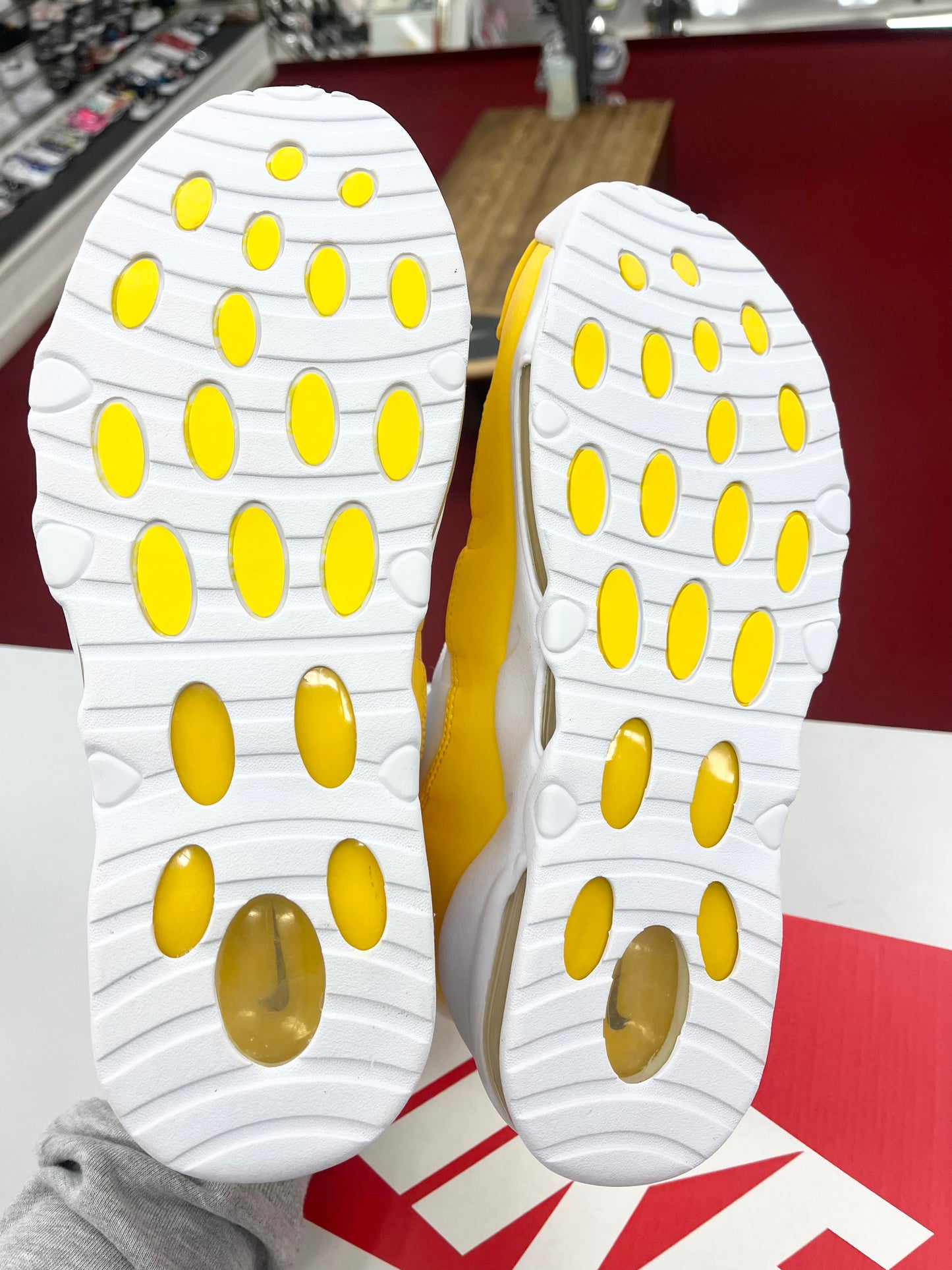 SZ 9.5 Men. 2019 Nike Air Max Uptempo 95 Lakers.