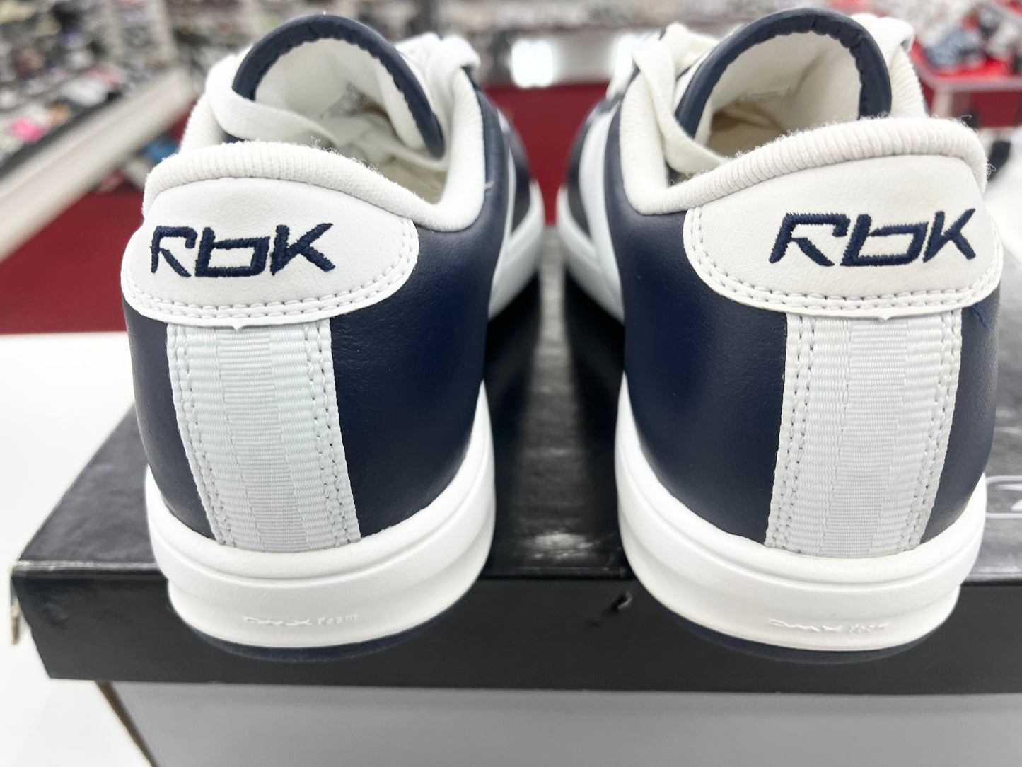SZ 4.5Y. Kids Reebok S. Carter Bball Low Navy.