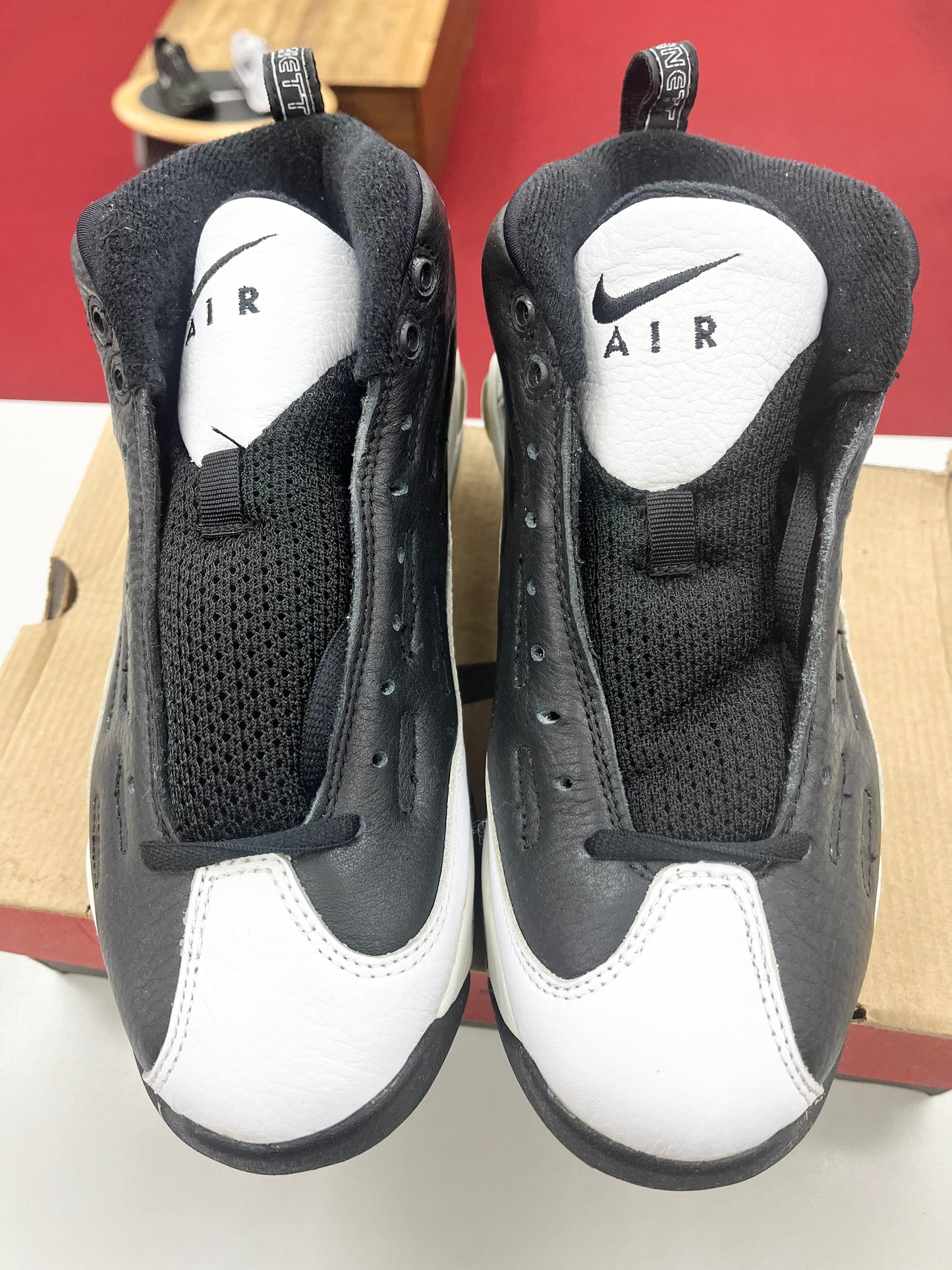 SZ 7.5 Men. 1998 Nike Air Garnett Black White.
