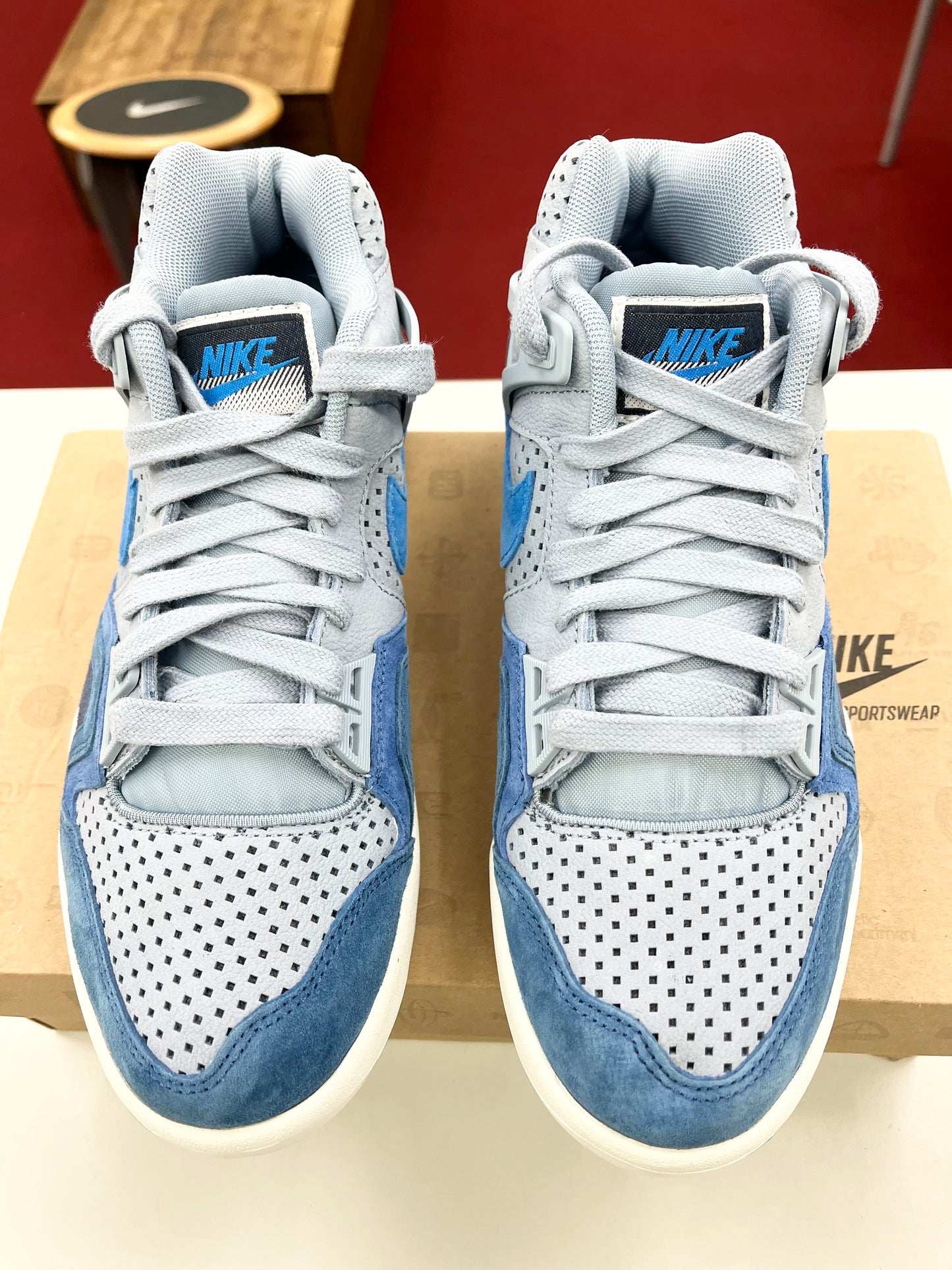 SZ 7.5 Men. 2015 Nike Air Tech Challenge II QS.