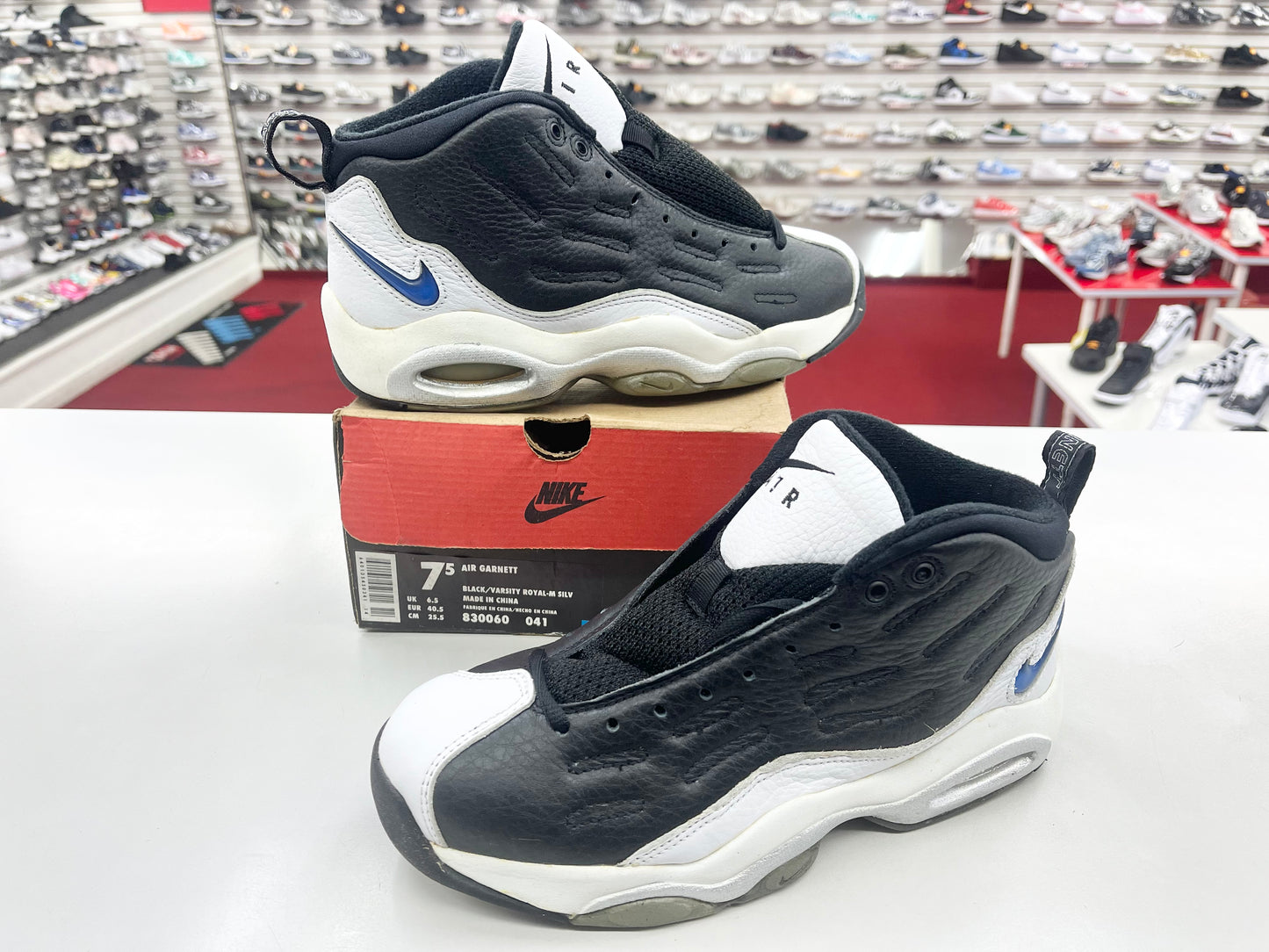SZ 7.5 Men. 1998 Nike Air Garnett Black White.
