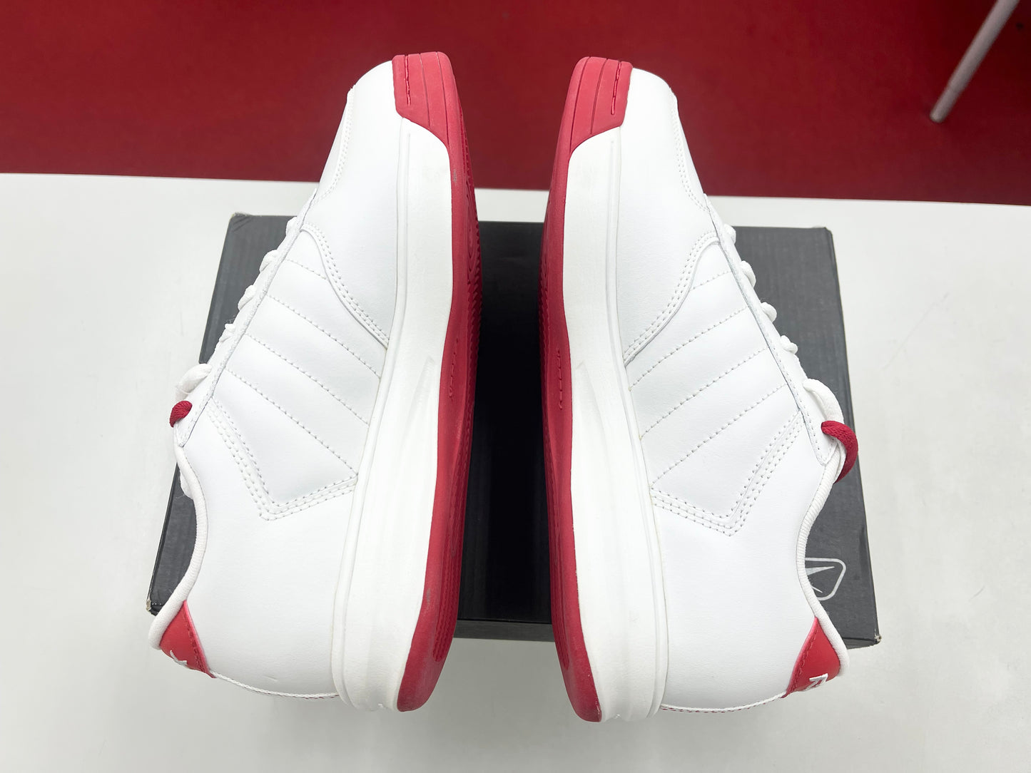 SZ 5.5Y. Kids Reebok S. Carter Bball Low Valentine.
