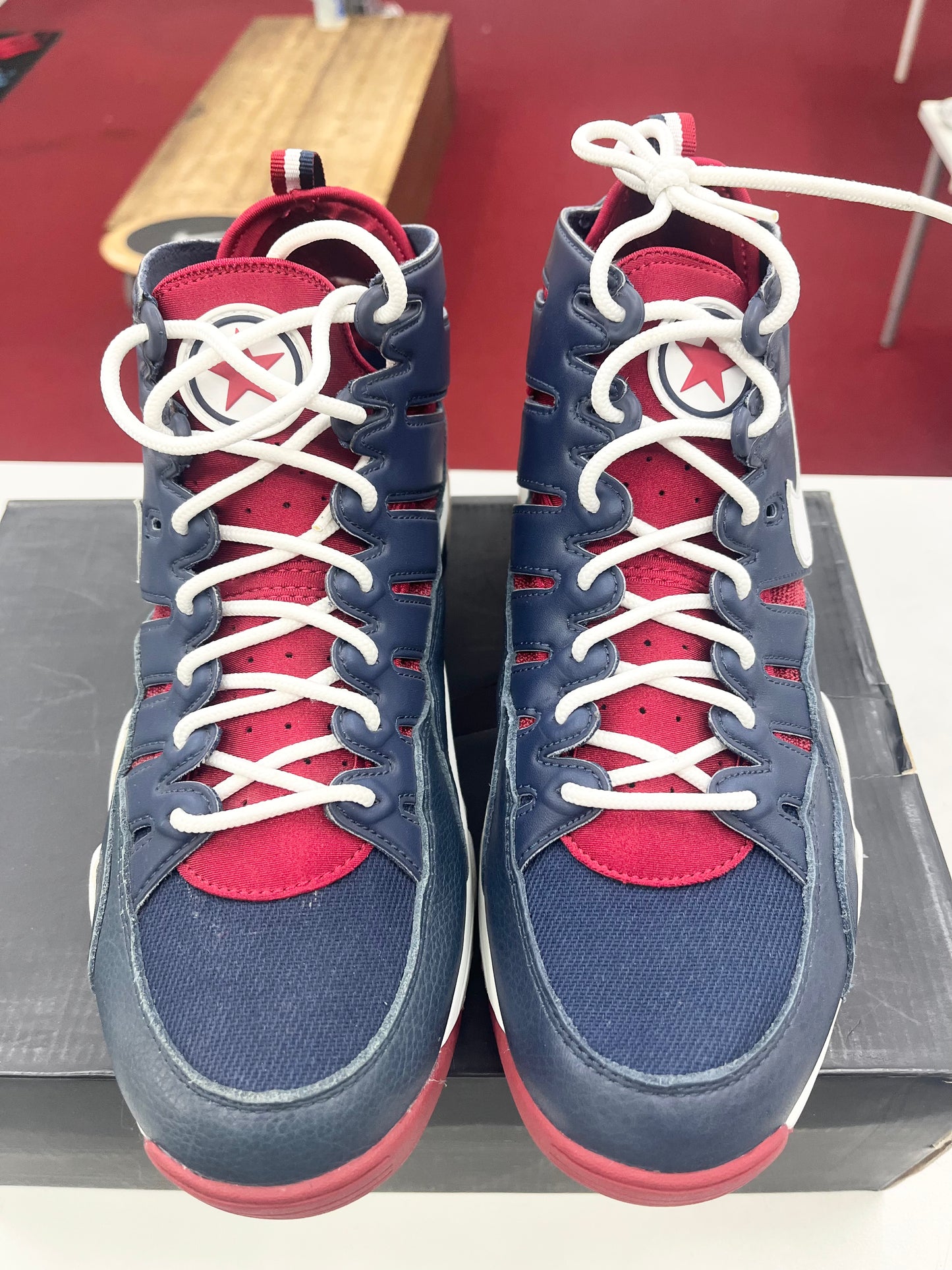 SZ 9.5 Men. 2006 Nike air trainer max 2 UTT STAR.