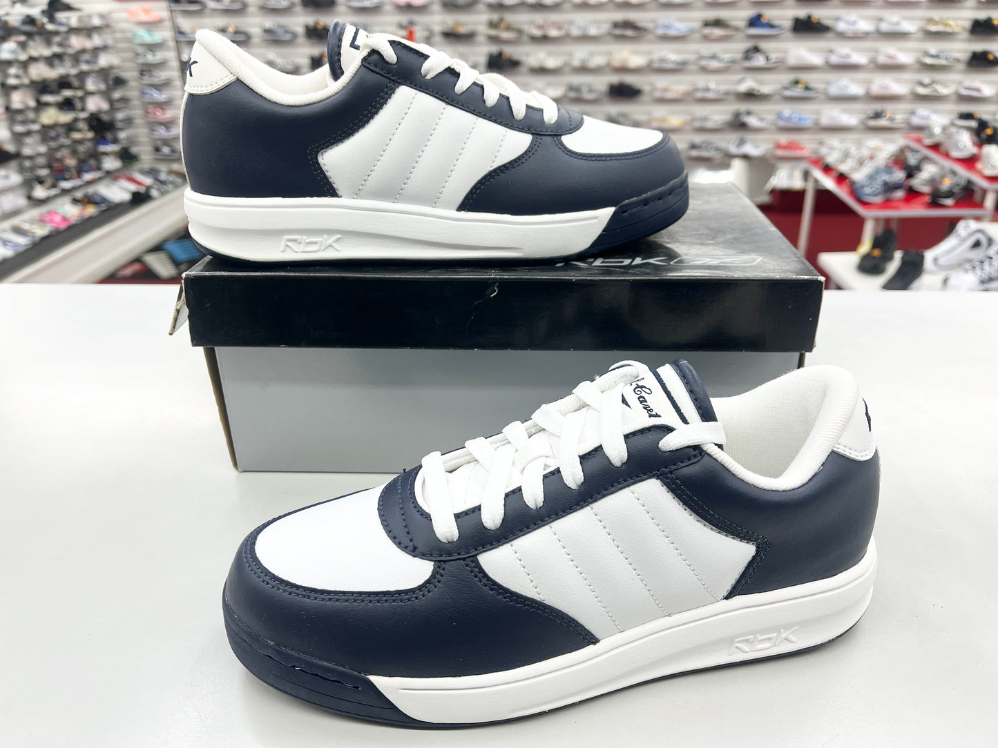 SZ 4.5Y. Kids Reebok S. Carter Bball Low Navy.