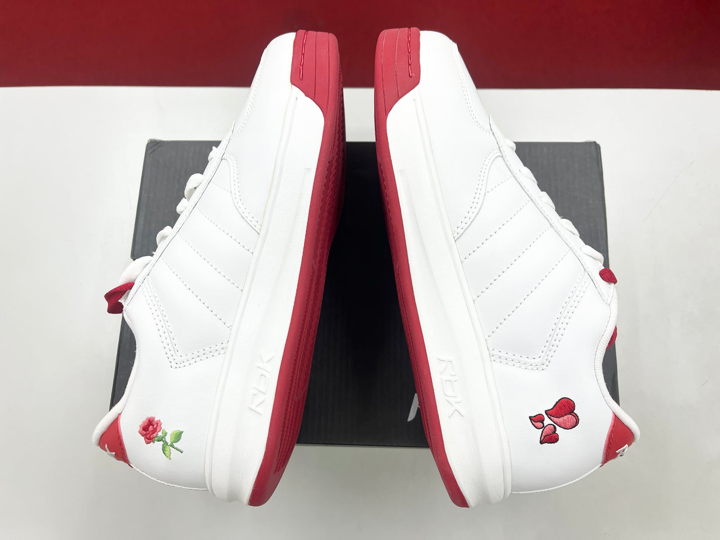 SZ 5.5Y. Kids Reebok S. Carter Bball Low Valentine.