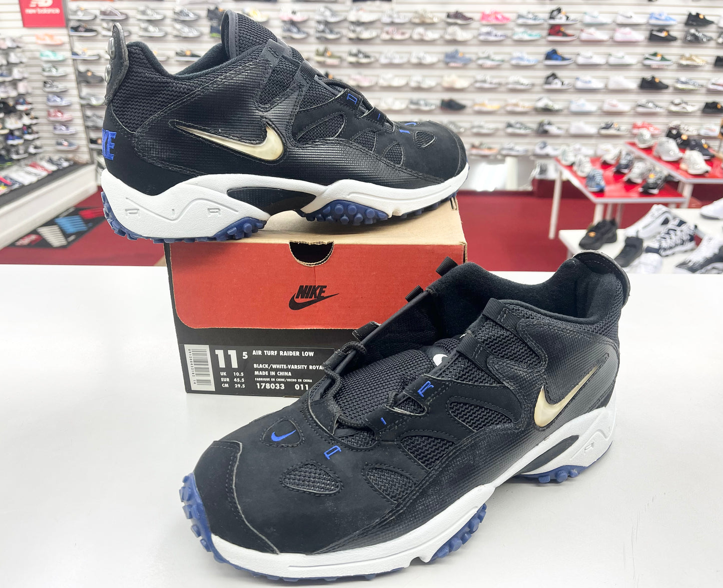 SZ 11.5 Men. 1996 Nike Air Turf Raider Low Royal.