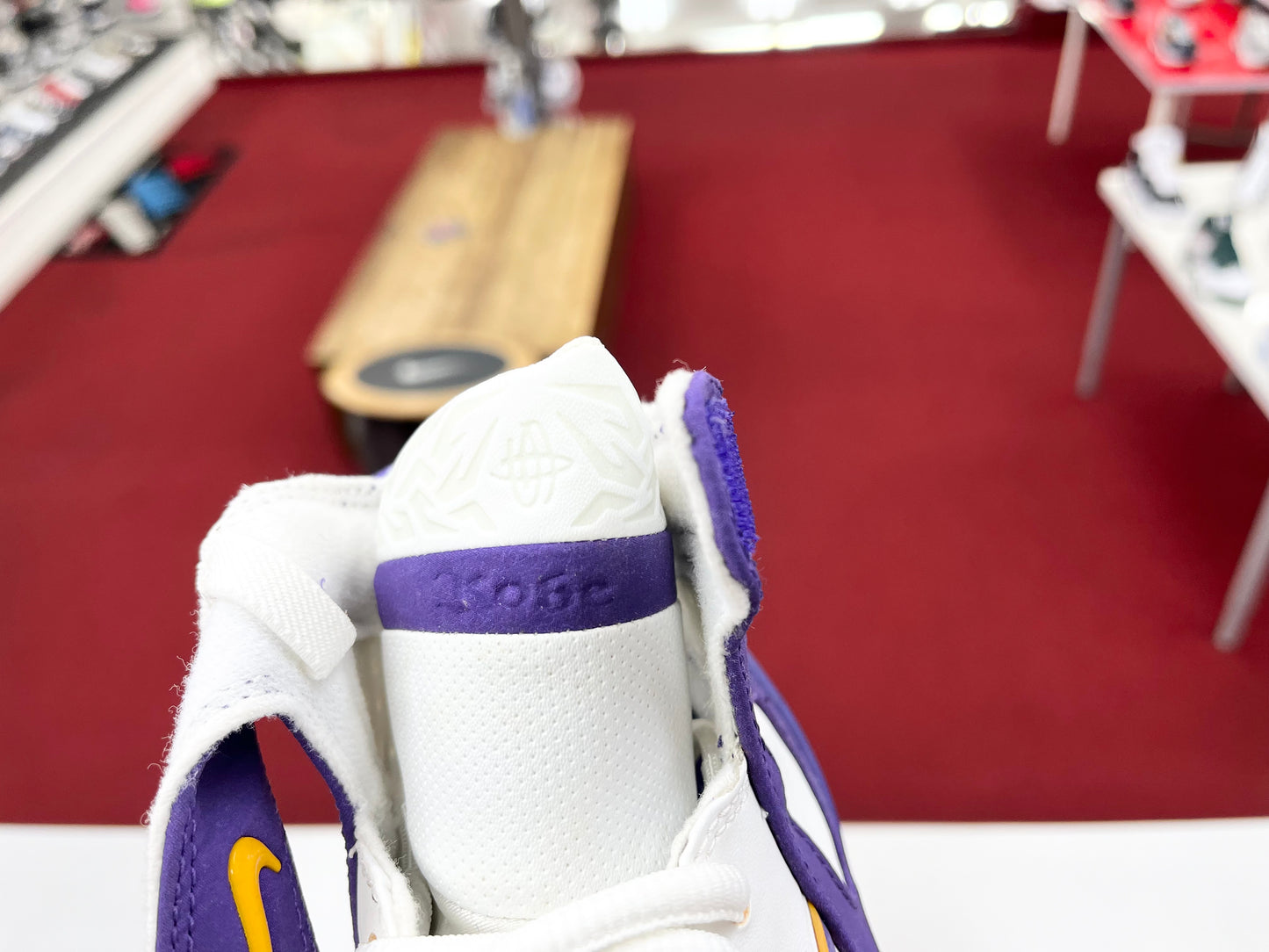 SZ 5Y. 2005 Nike Air Huarache 2K5 Kobe Bryant.