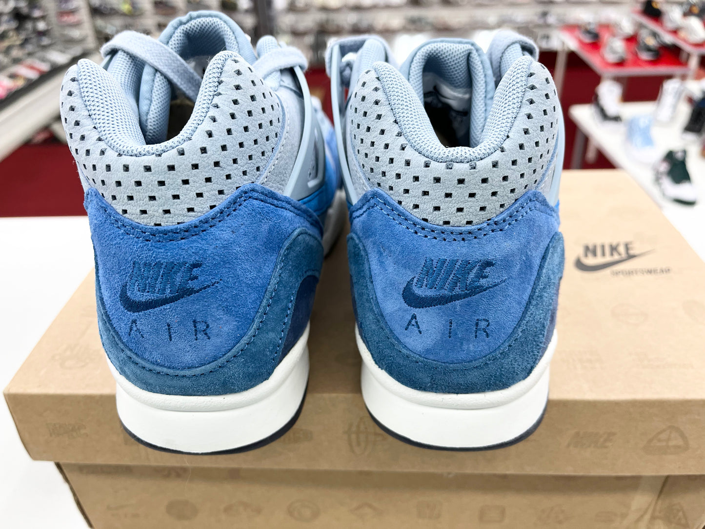 SZ 7.5 Men. 2015 Nike Air Tech Challenge II QS.