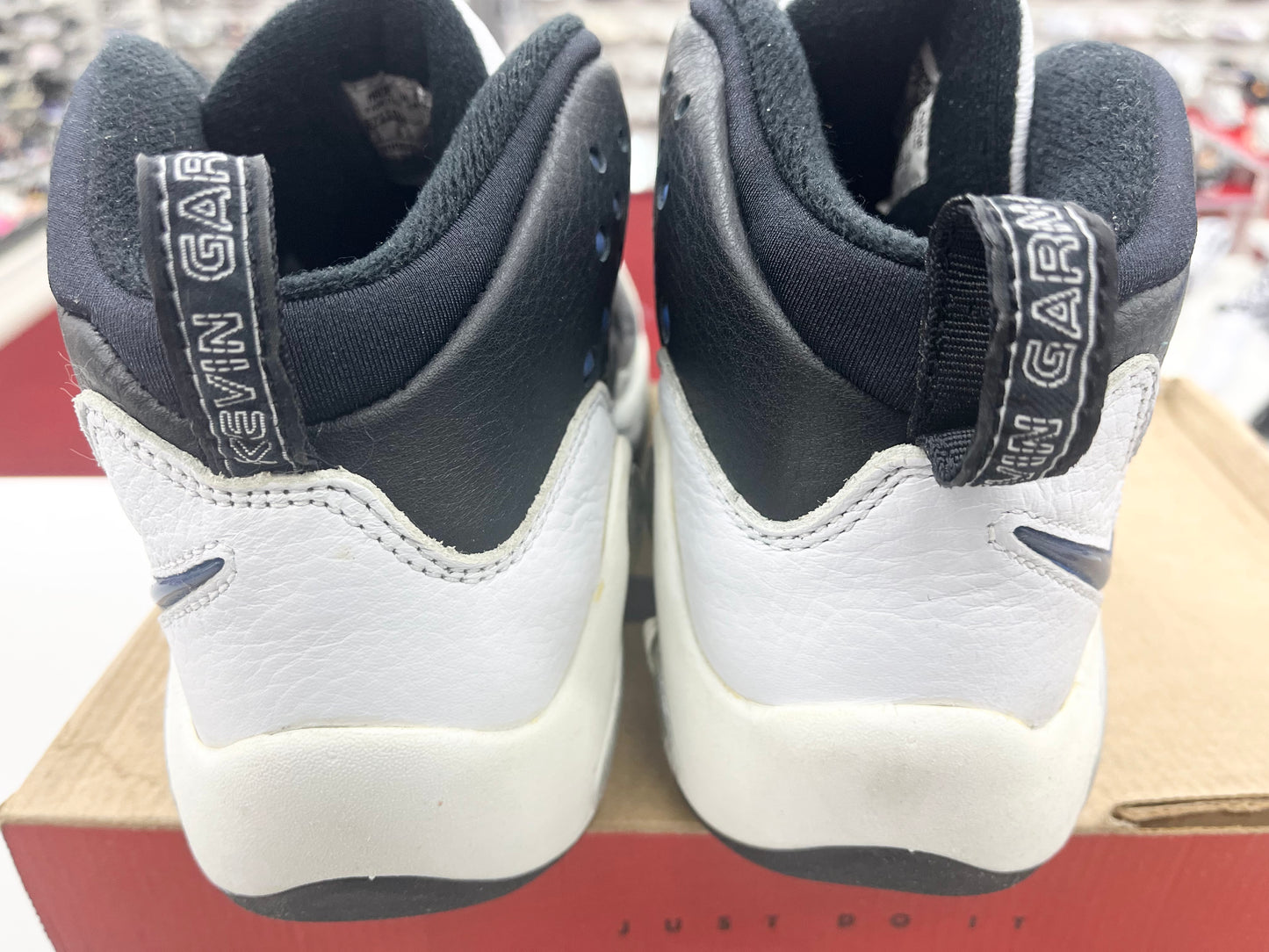 SZ 7.5 Men. 1998 Nike Air Garnett Black White.