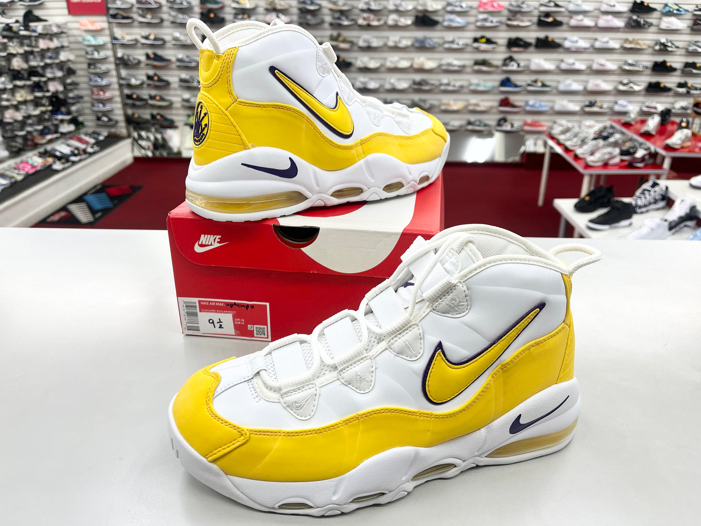 SZ 9.5 Men. 2019 Nike Air Max Uptempo 95 Lakers.