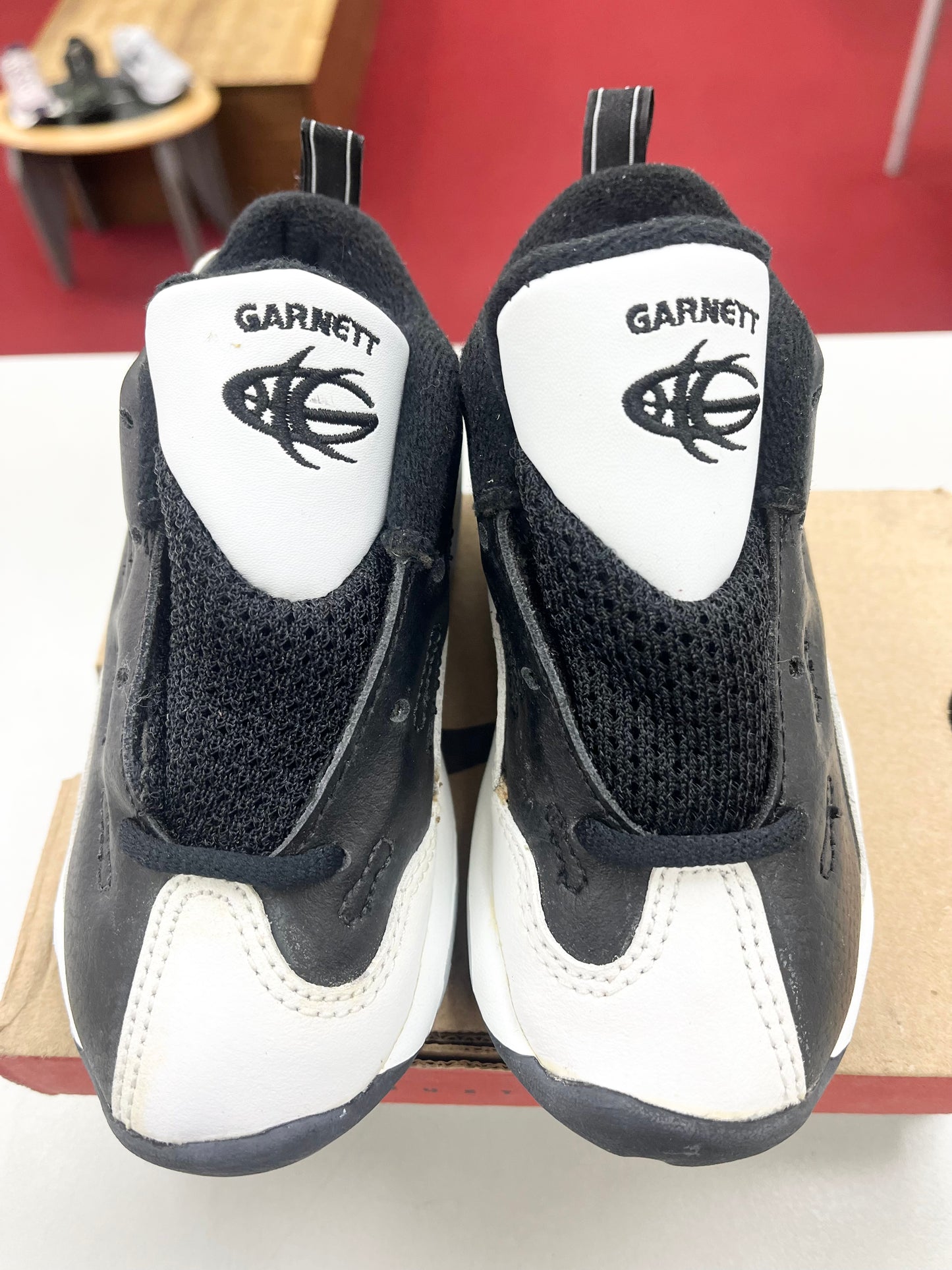 SZ 9C. 1997 Baby Nike Kevin Garnett.