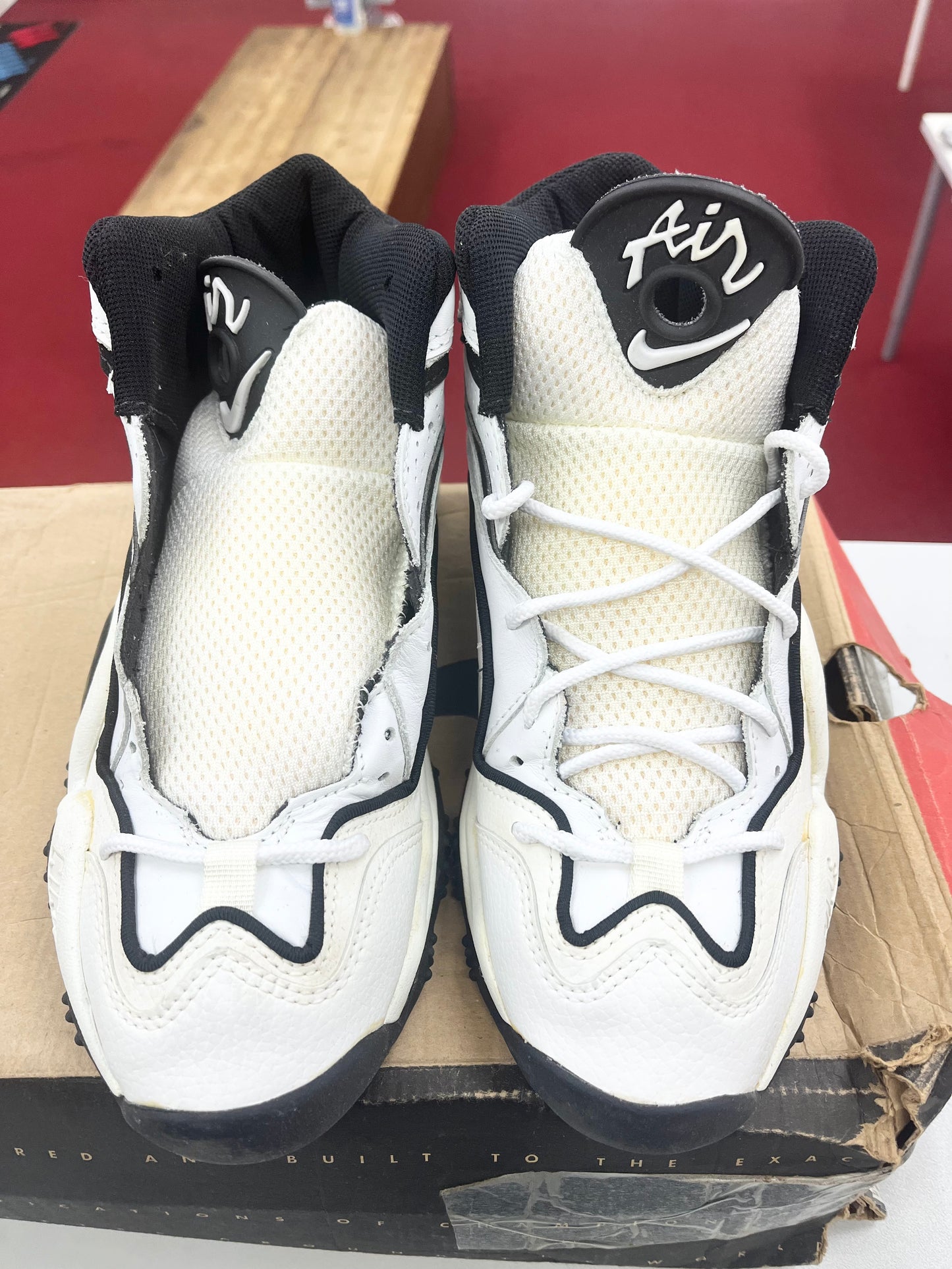 SZ 10 Men. 1996 Nike Air Flight Turbulence.