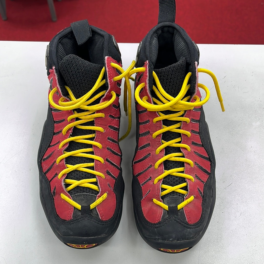 SZ 8 Men. 1996 Nike Air Bakin. PreOwned.