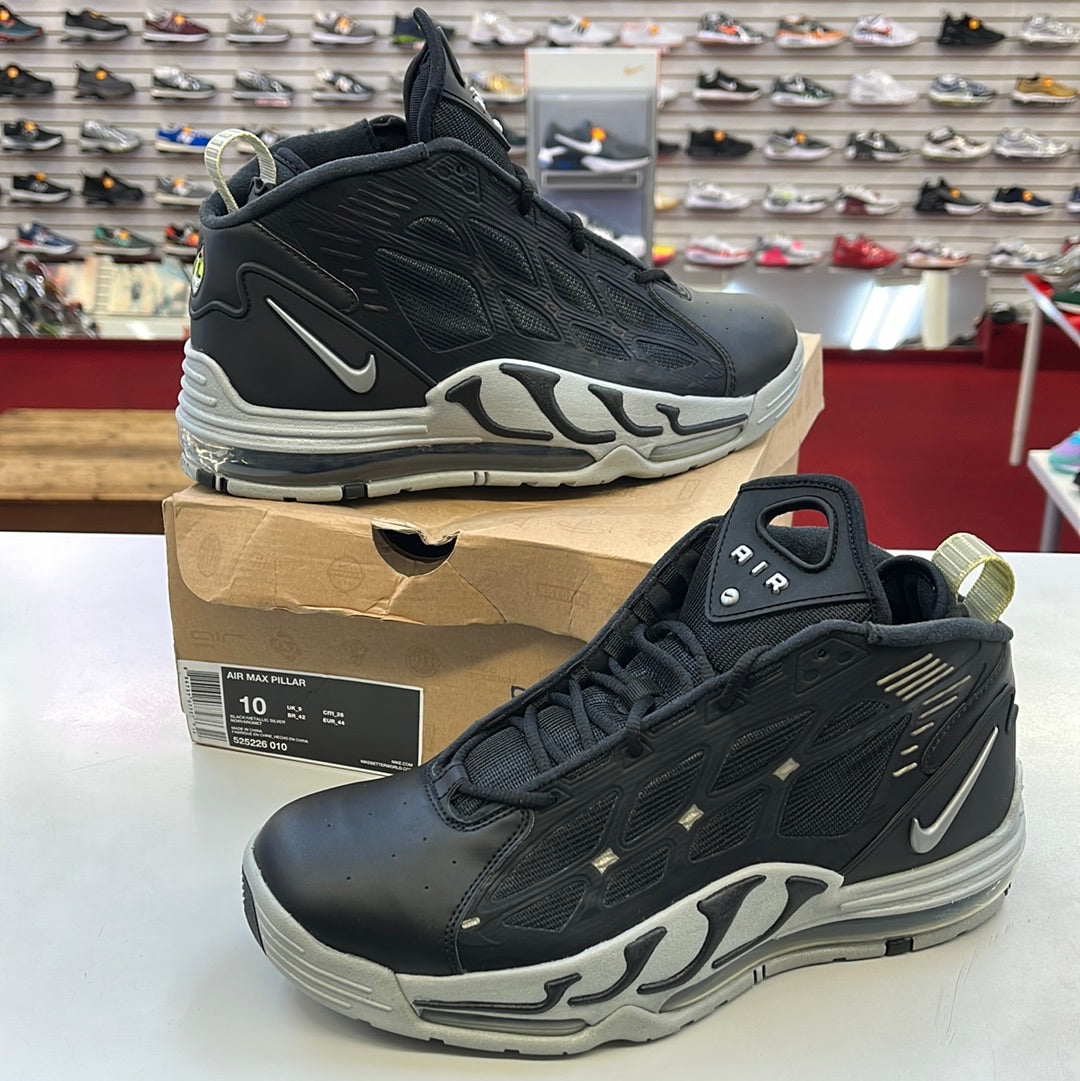 SZ 10 Men. 2012 Nike Air Max Pillar.