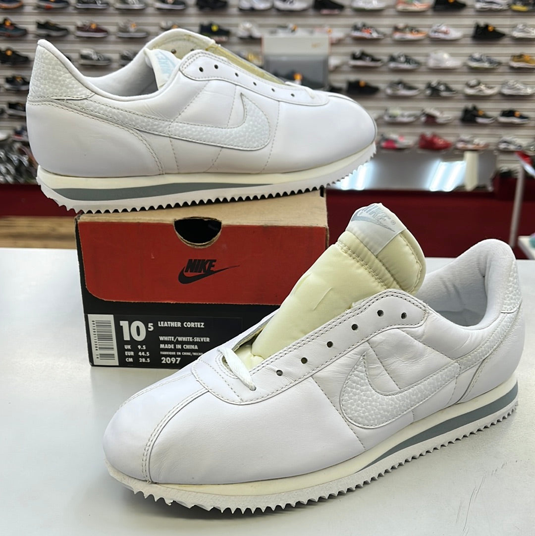 Sz 10.5 men. 1996 Nike Leather Cortez Safari.