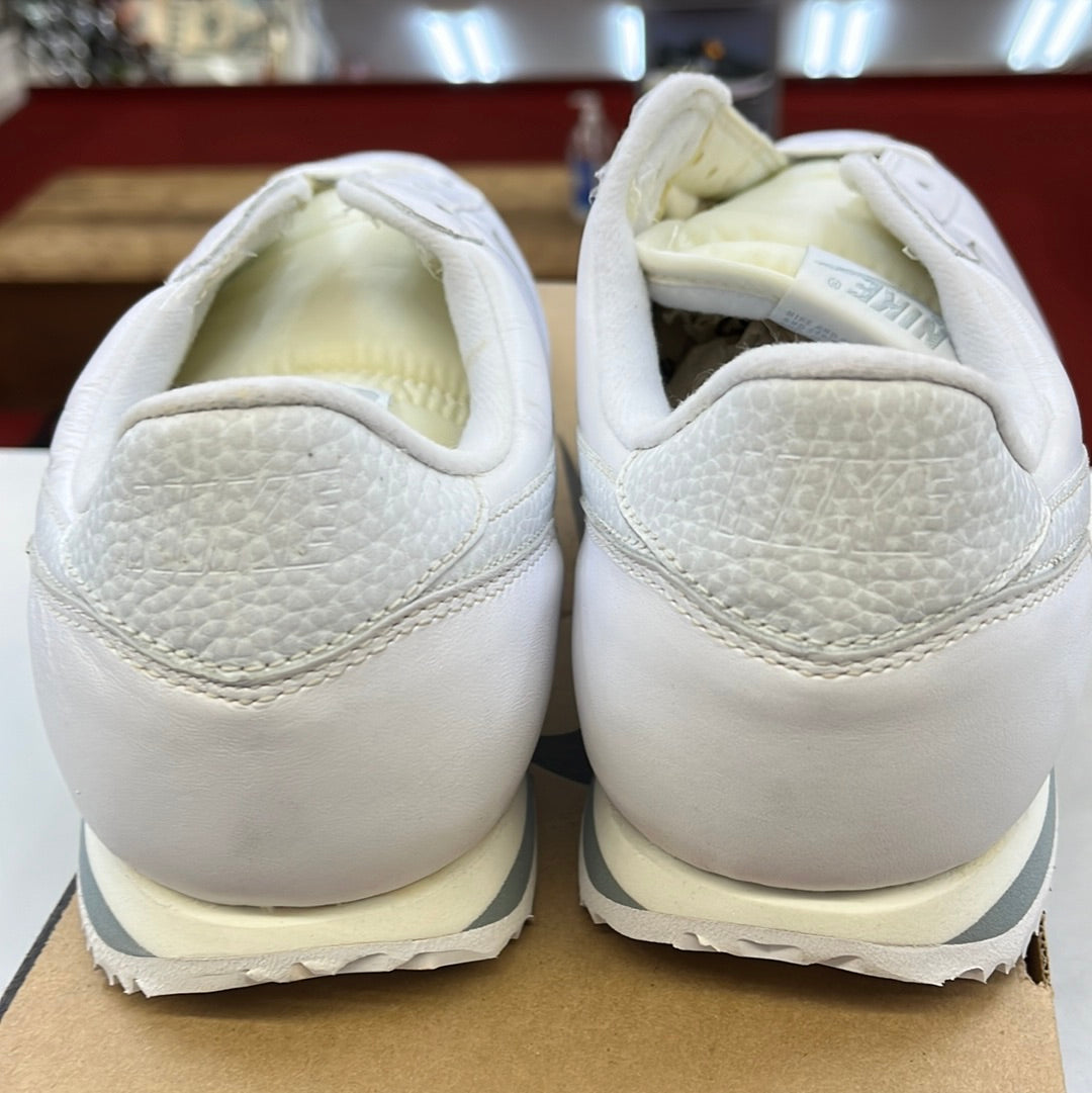 Sz 10.5 men. 1996 Nike Leather Cortez Safari.