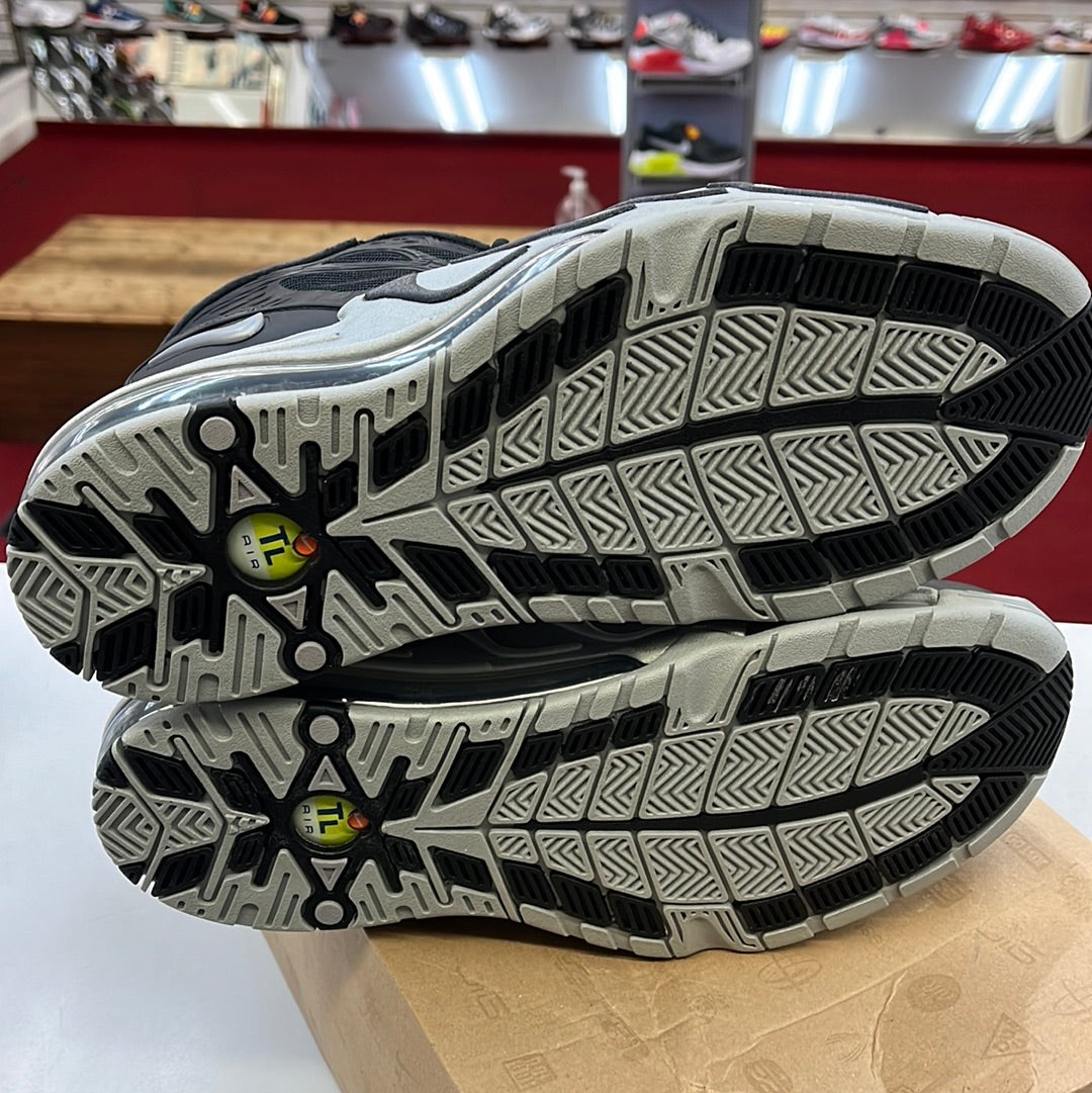 SZ 10 Men. 2012 Nike Air Max Pillar.