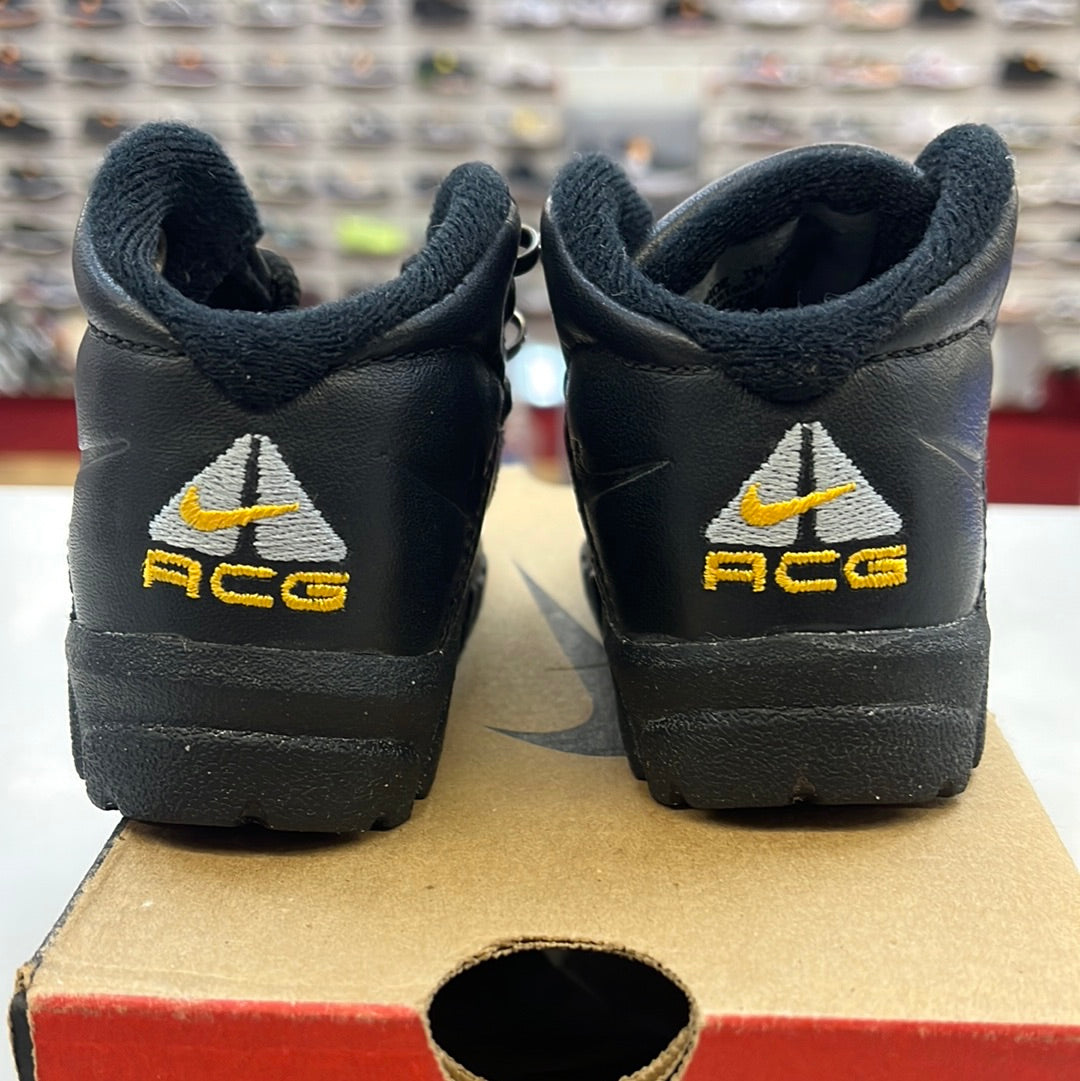 SZ 2.5C. 1997 Baby Nike Saigar ACG.