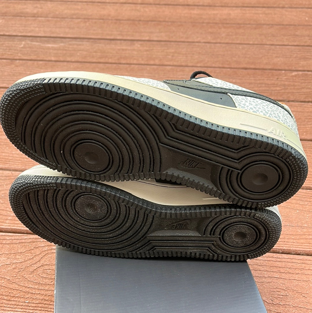 SZ 8 men. 2007 Nike AF1 Low Safari