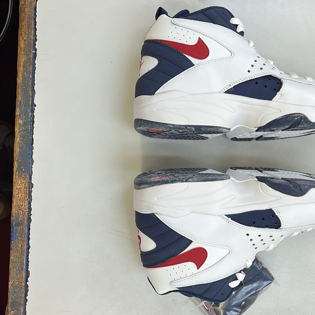 SZ 9 men. 2004 Nike air maestro aka Pippen