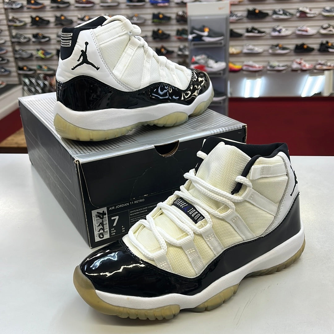 SZ 7 Men.       2000 Jordan XI Concord.