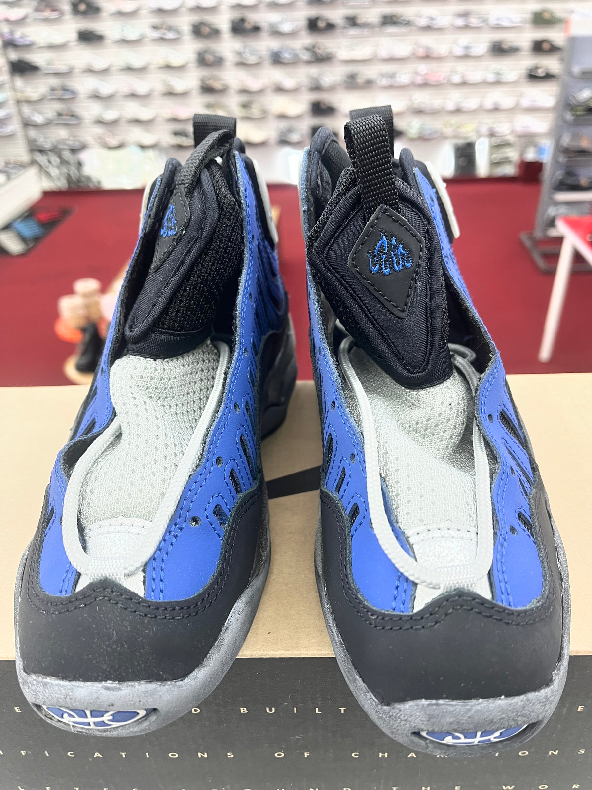 SZ 3.5Y.   1997 Kids Nike Air Bakin Royal.