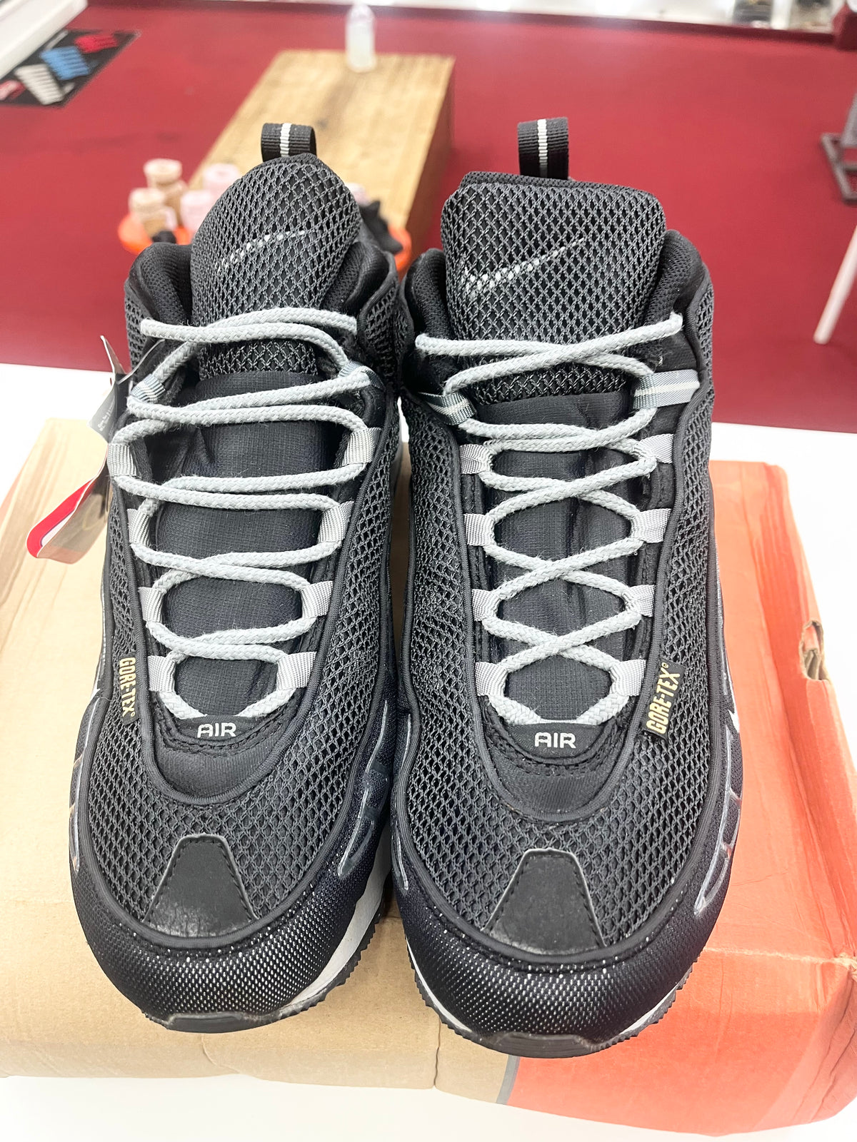 SZ: 13 men.      1999 Nike Air Famished Goretex.